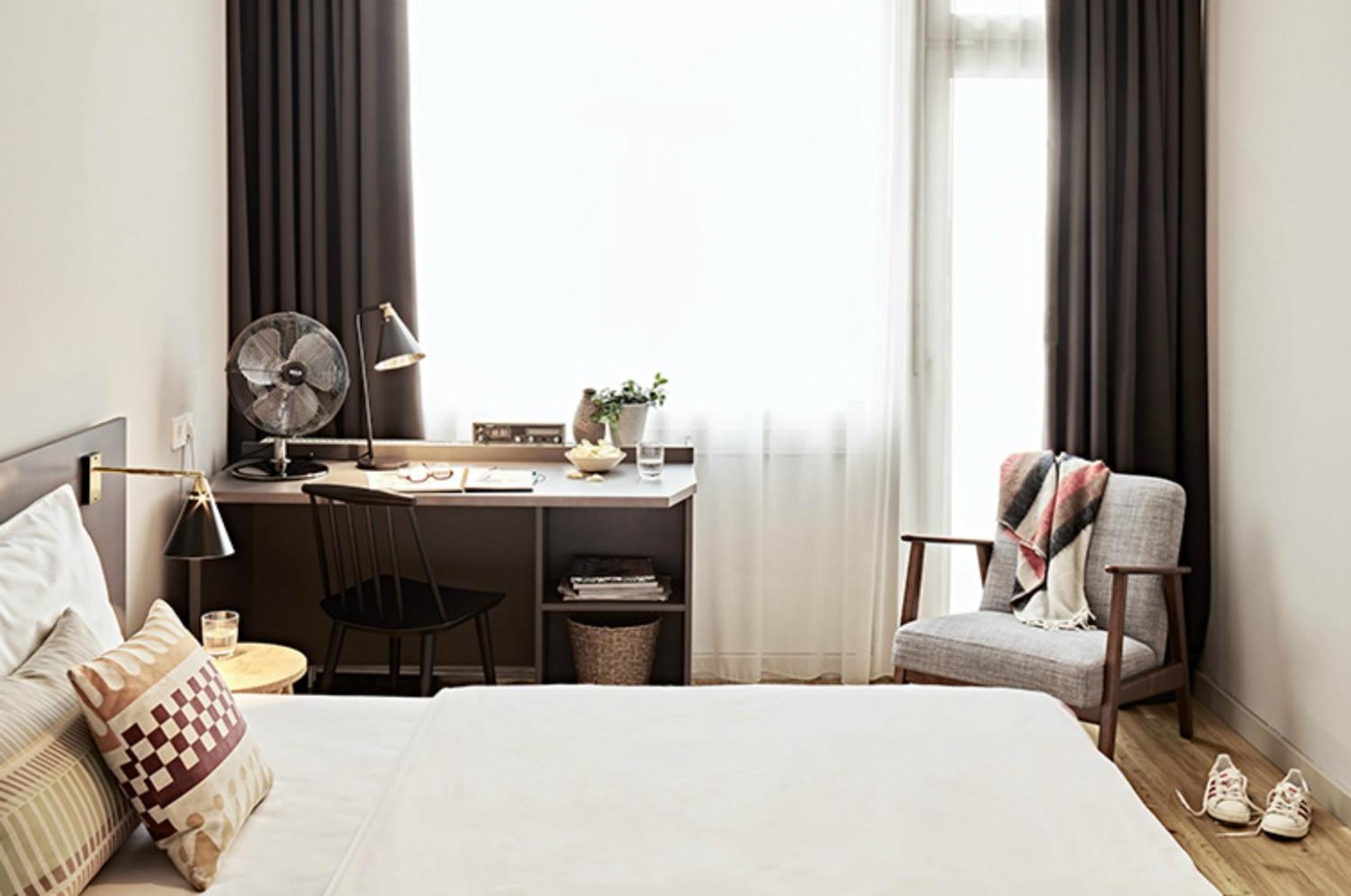 Bold Single Studio with Balcony photo 2