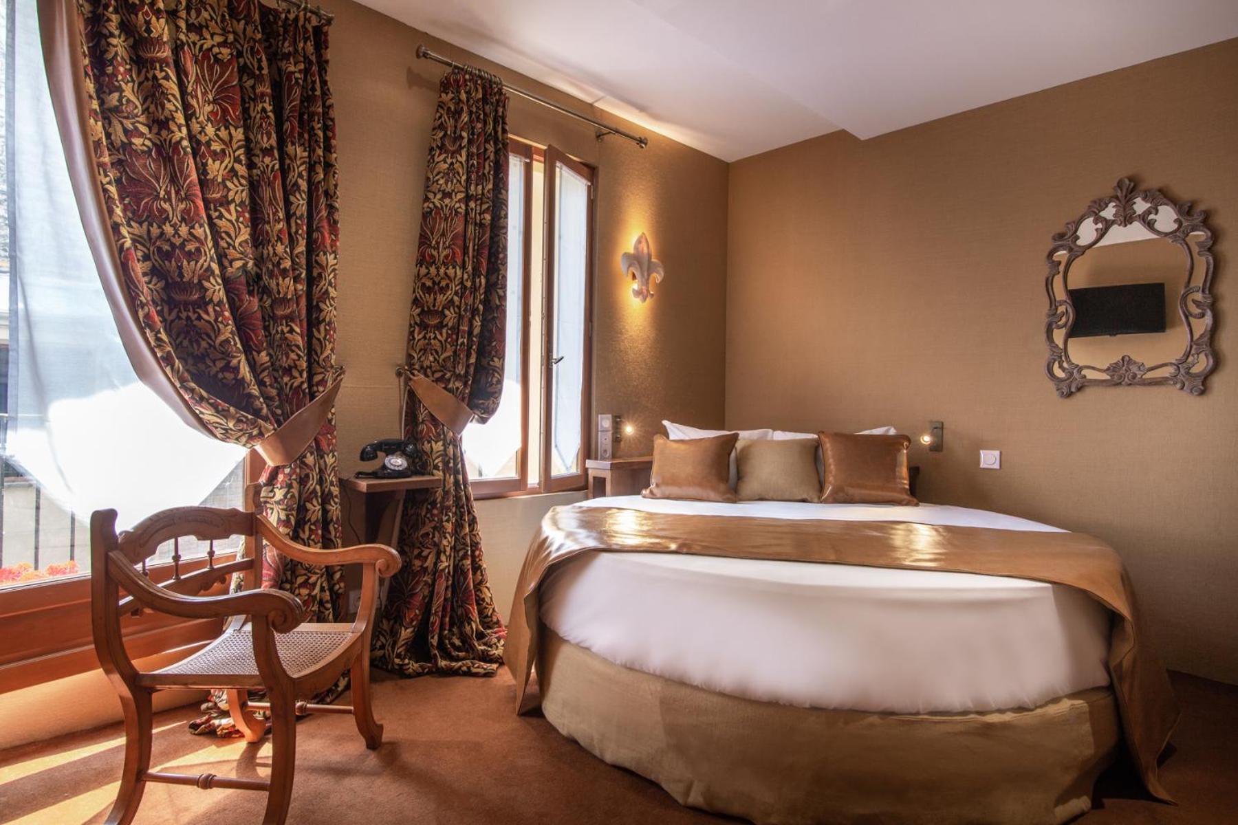 Double Room with Round Bed