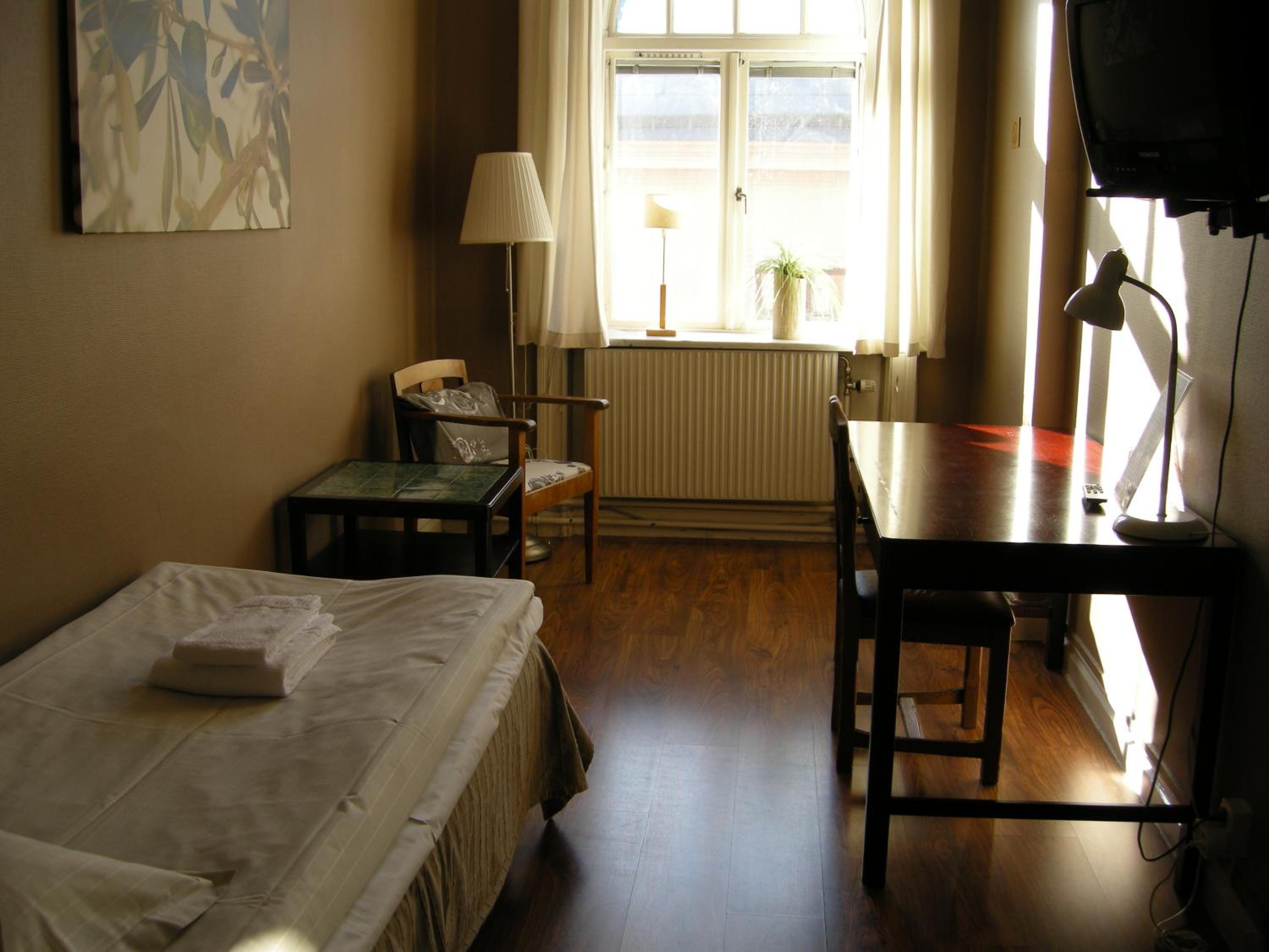 Single Room with Shared Bathroom photo 2