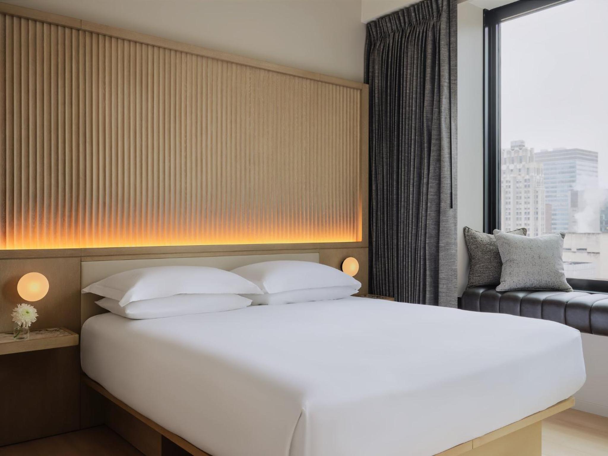 Essential Queen Room - High Floor - Communications Accessible photo 3