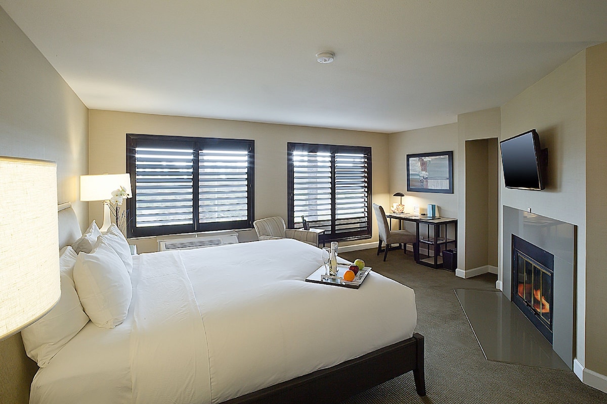 Fireplace Parlor suite