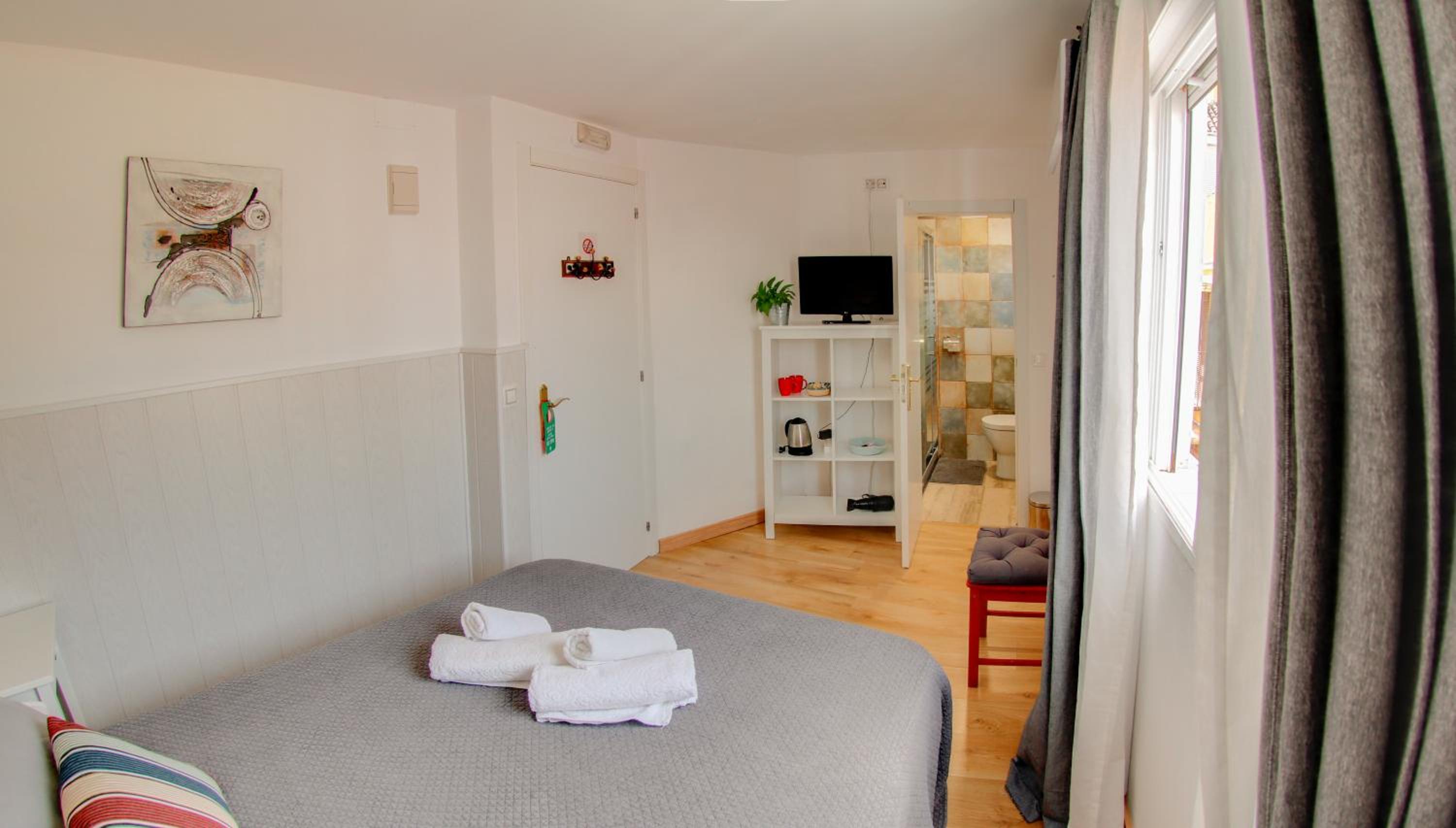 Double Room with Private Bathroom - Photo 4