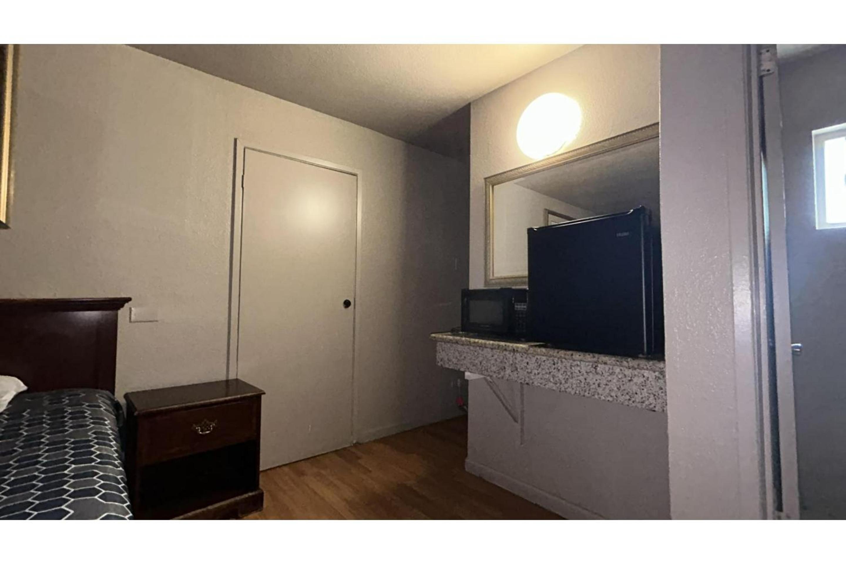 2 Full Beds with Kitchenette Non - Smoking