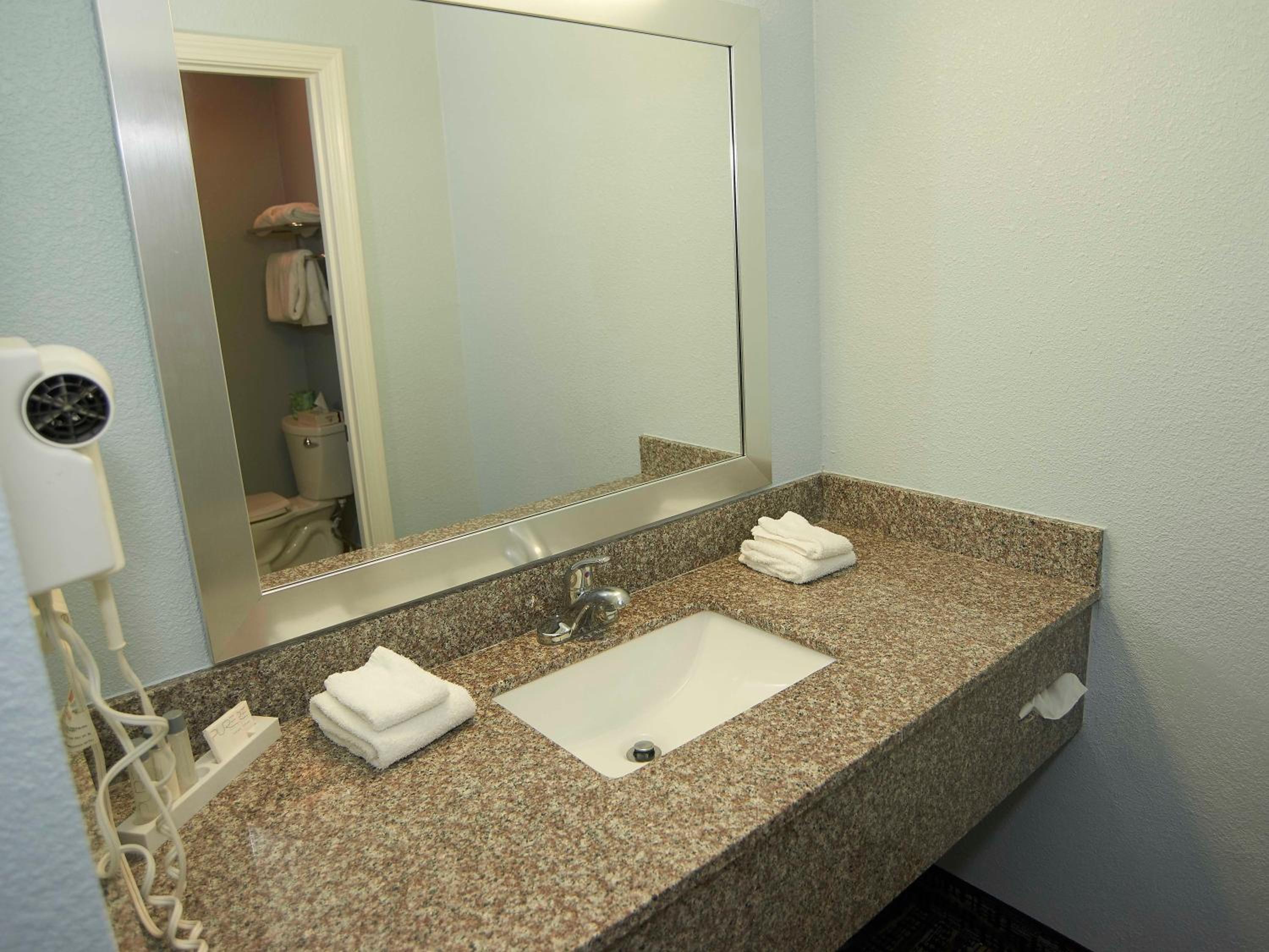 One-Bedroom King Suite - Photo 4