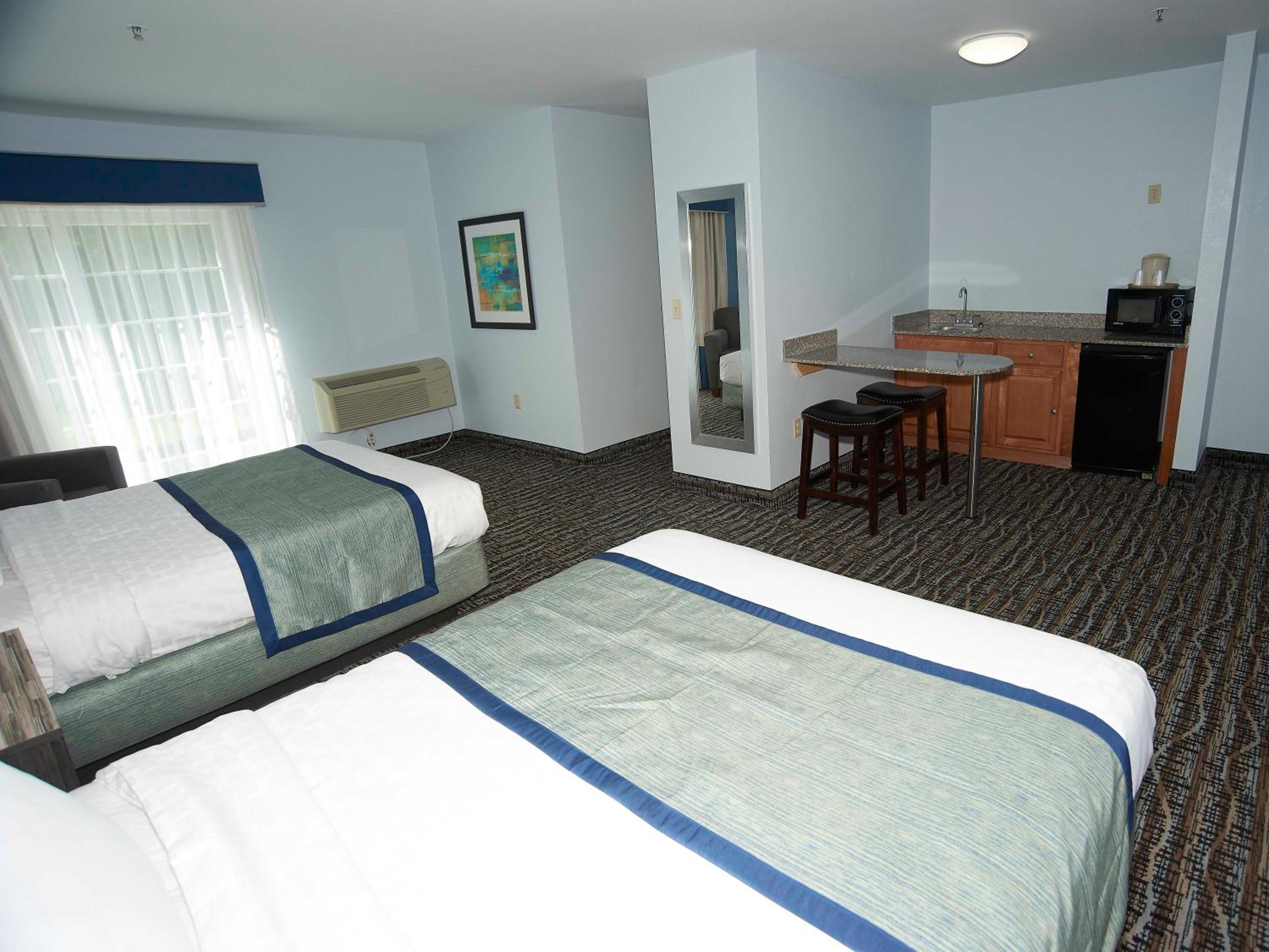 One-Bedroom Suite with Two Queen Beds - Photo 3