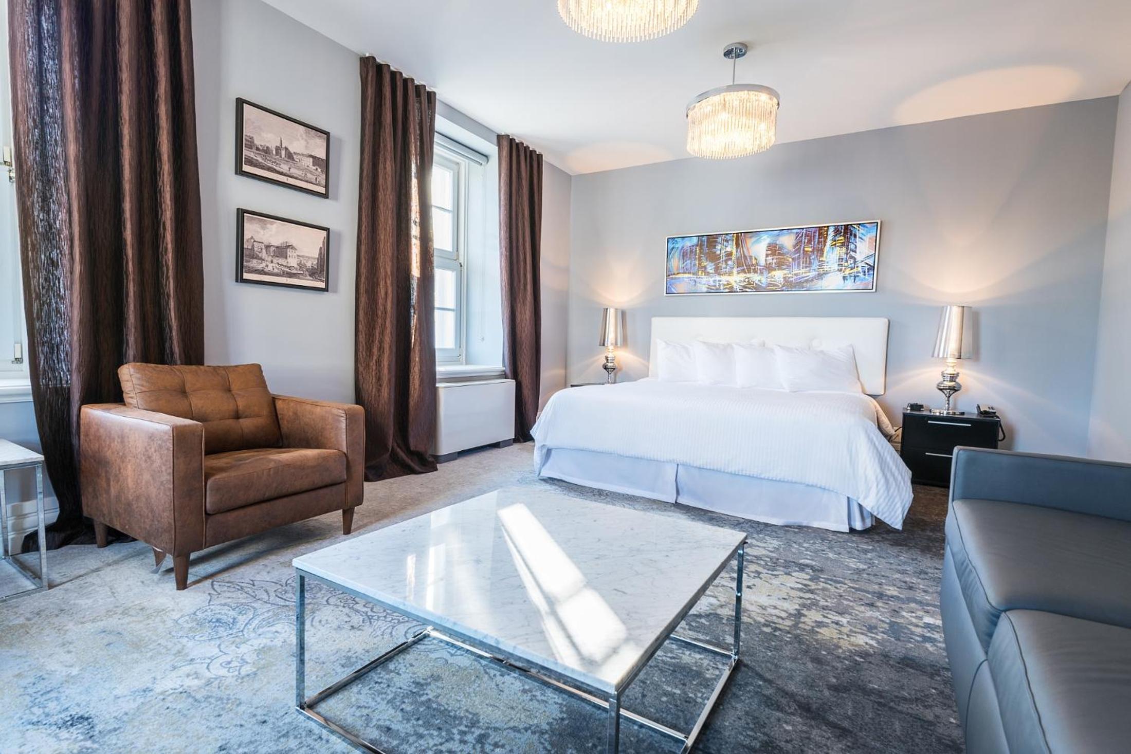 Deluxe King Suite photo 2