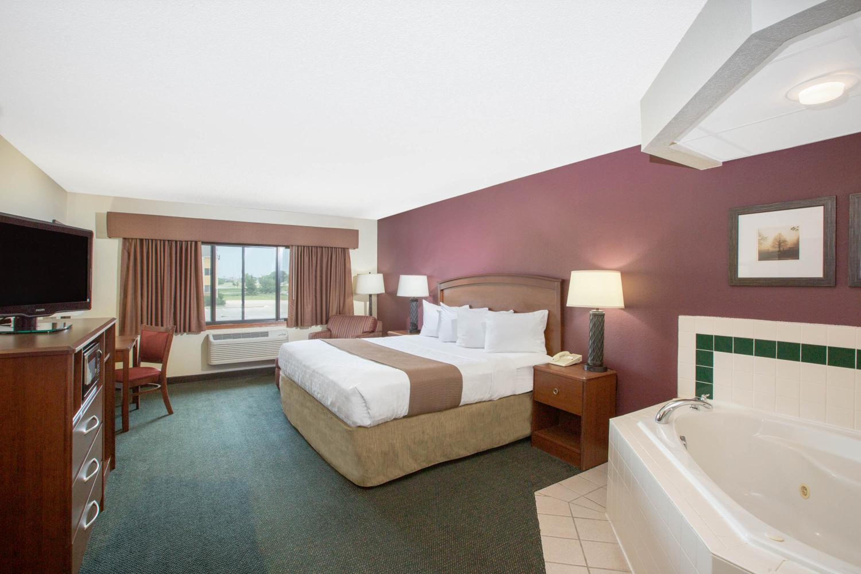 Studio King Suite - Non-Smoking - Photo 1