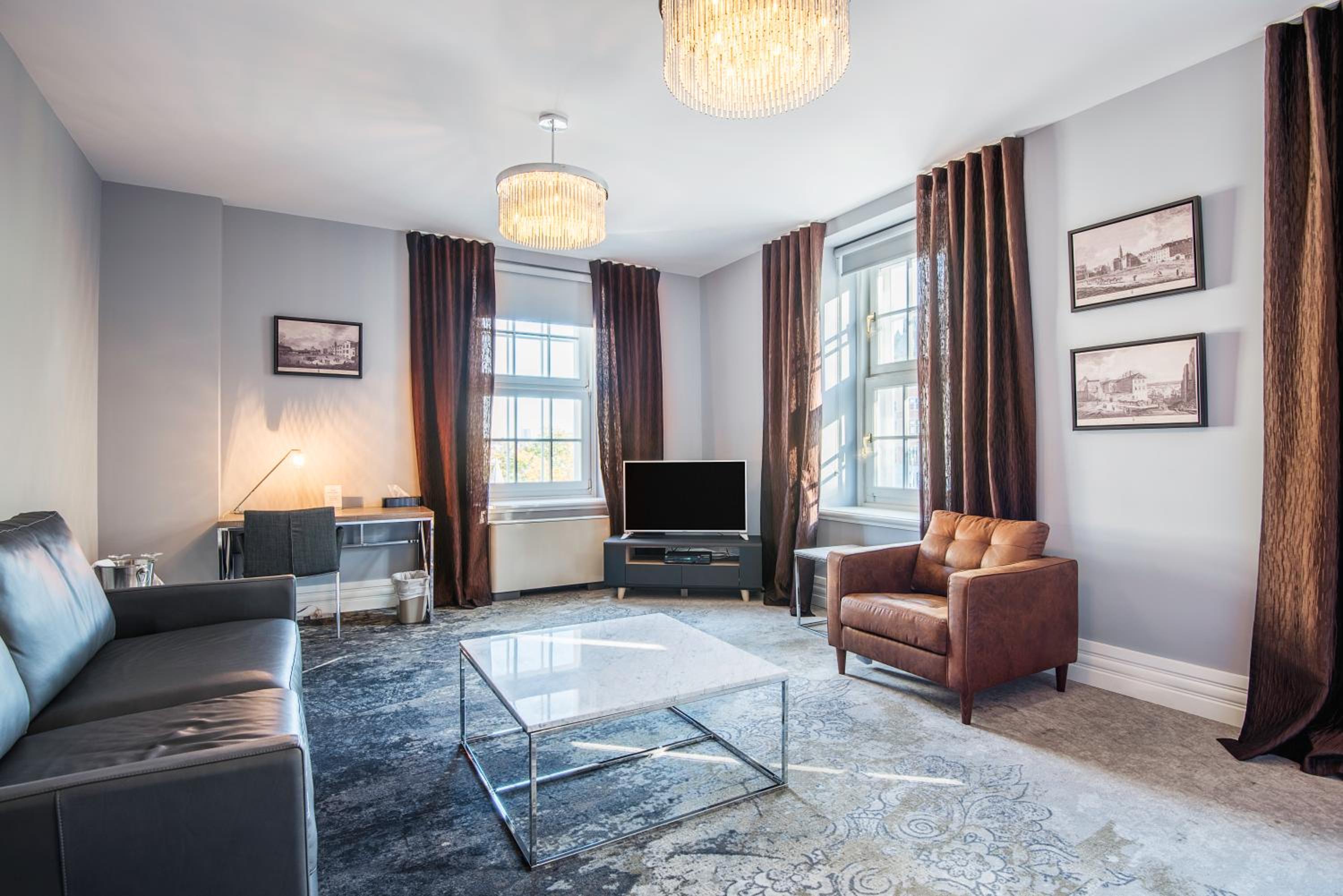 Deluxe King Suite photo 3