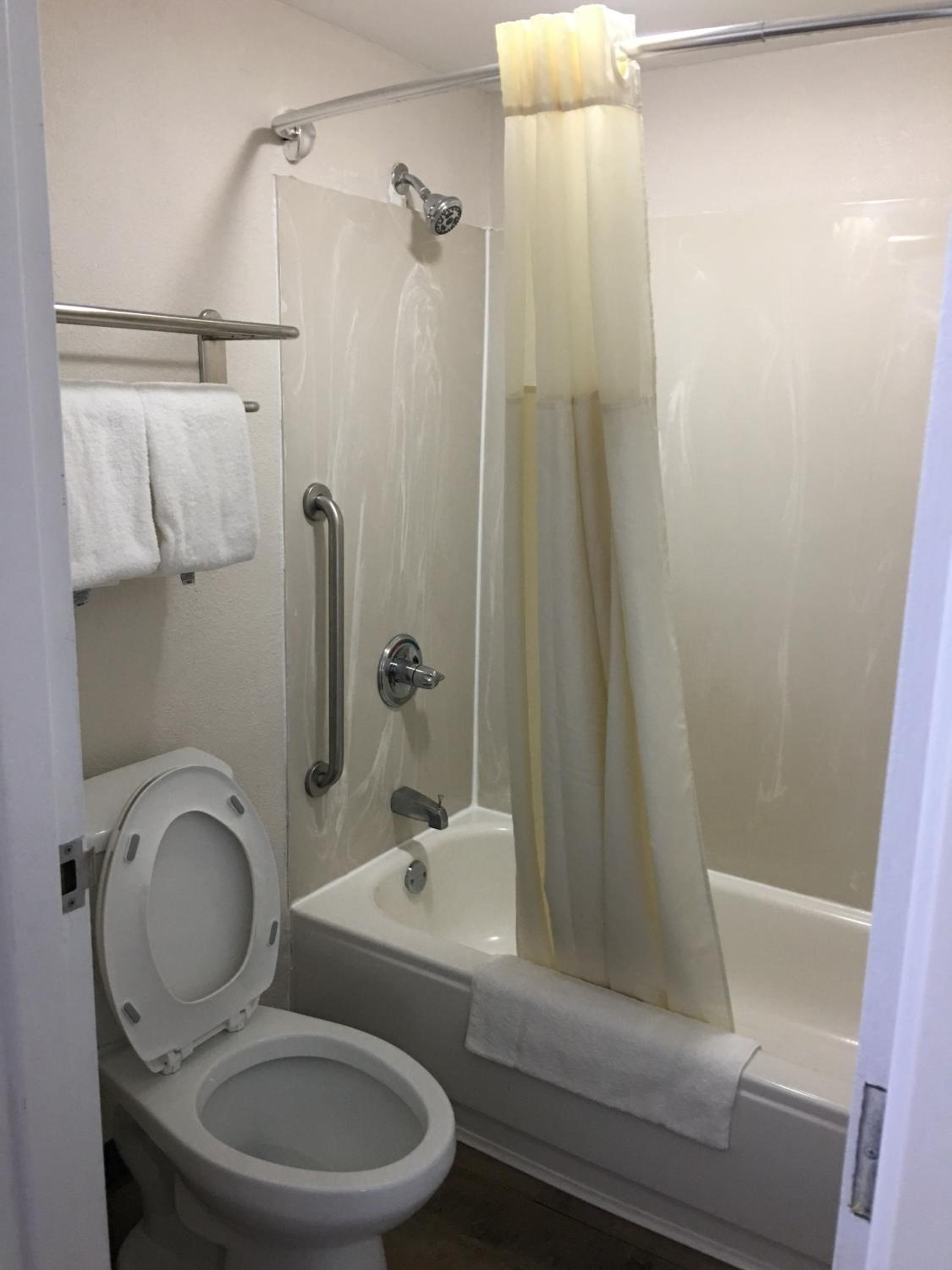 King Room - Non-Smoking - Photo 2