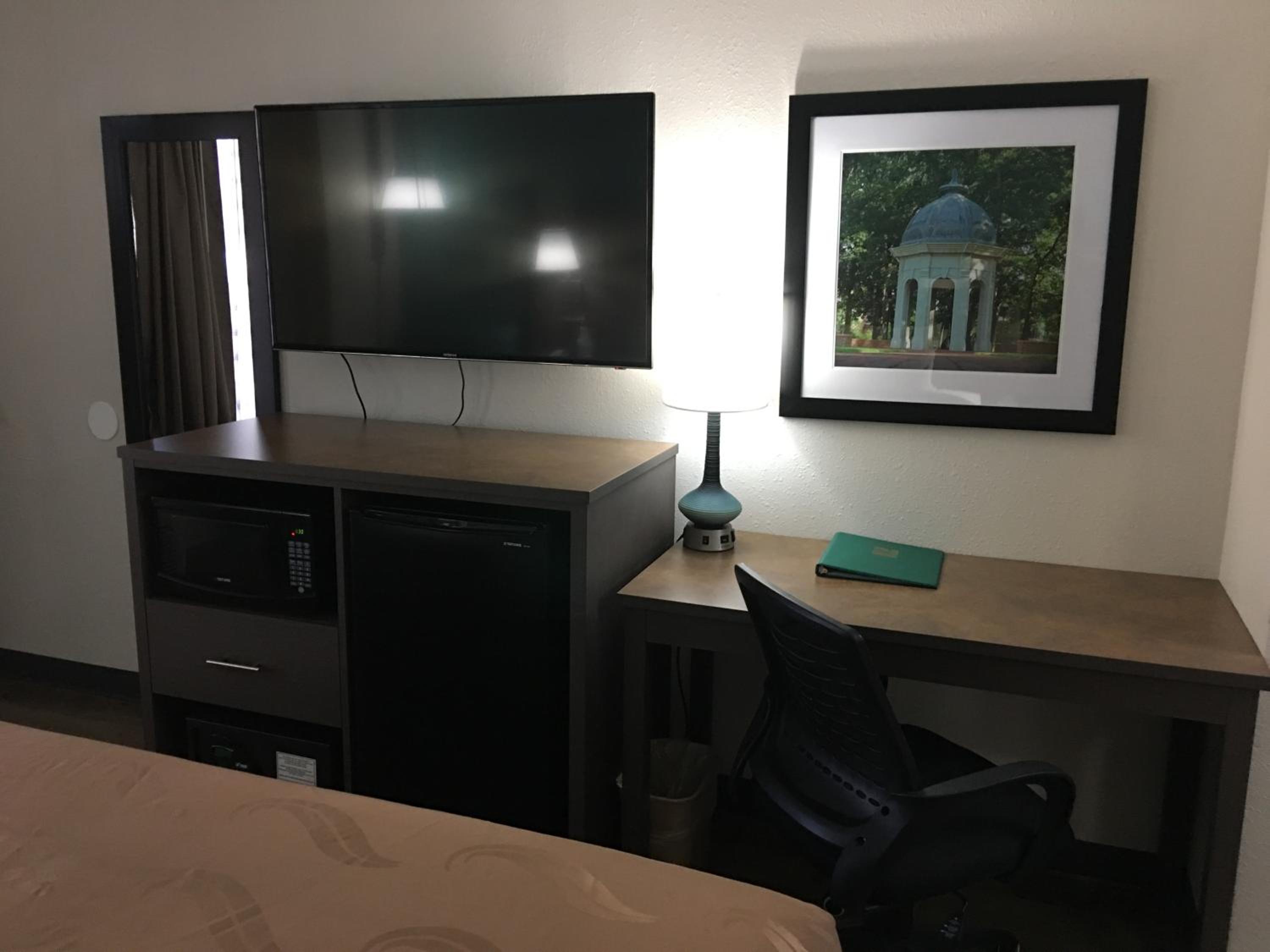 King Room - Non-Smoking - Photo 3