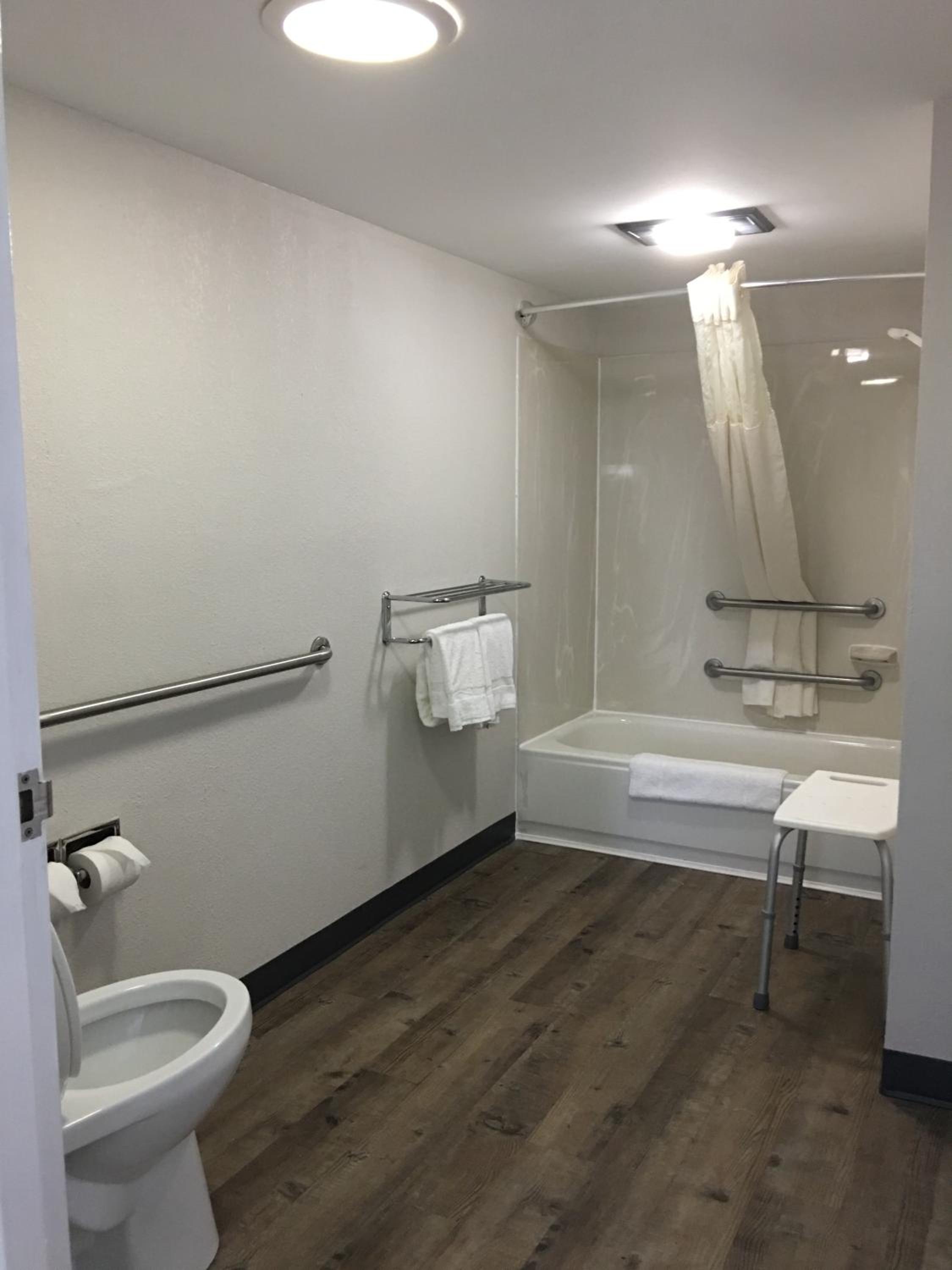 King Room - Accessible/Non-Smoking - Photo 2