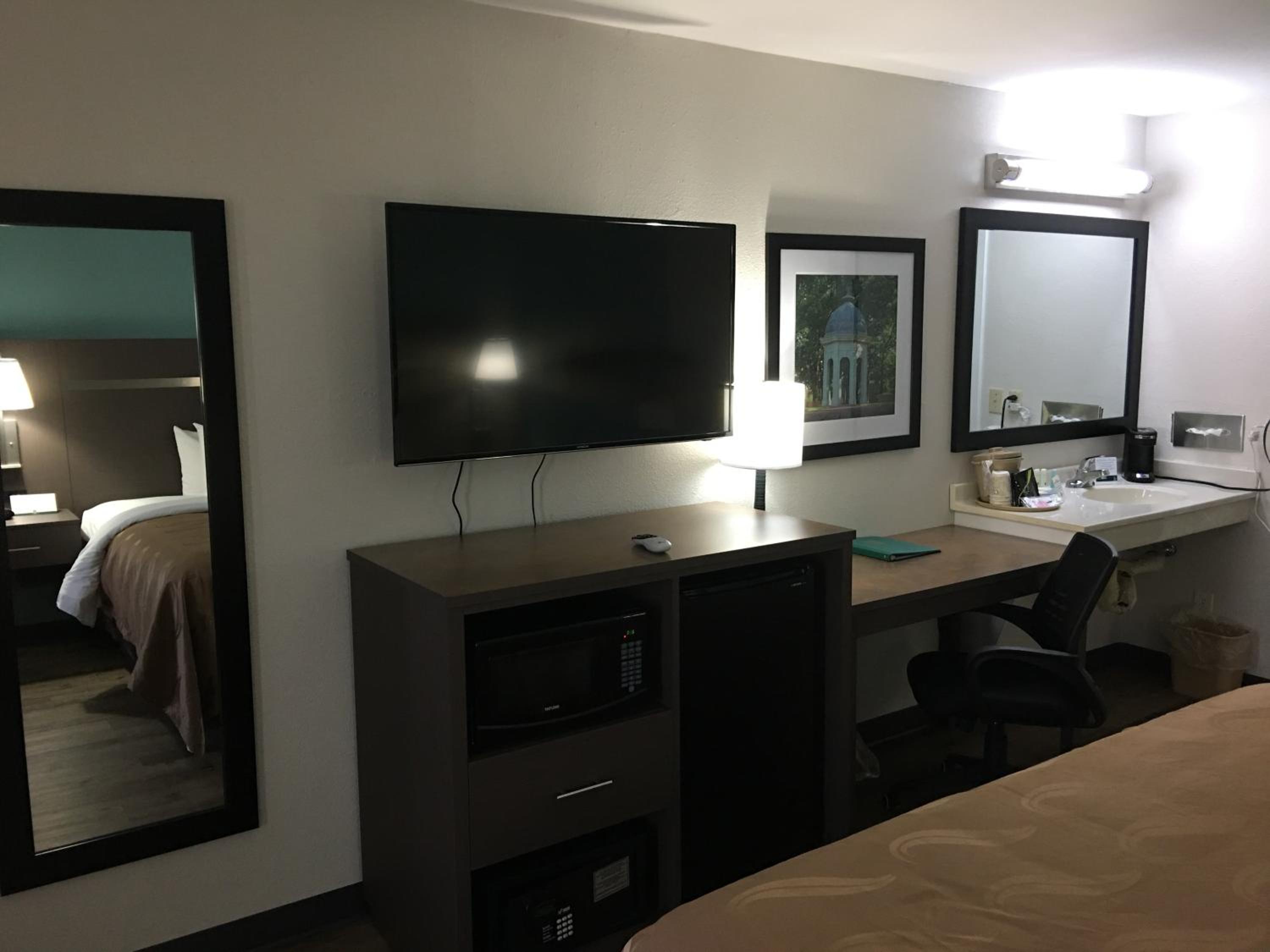 King Room - Accessible/Non-Smoking - Photo 5