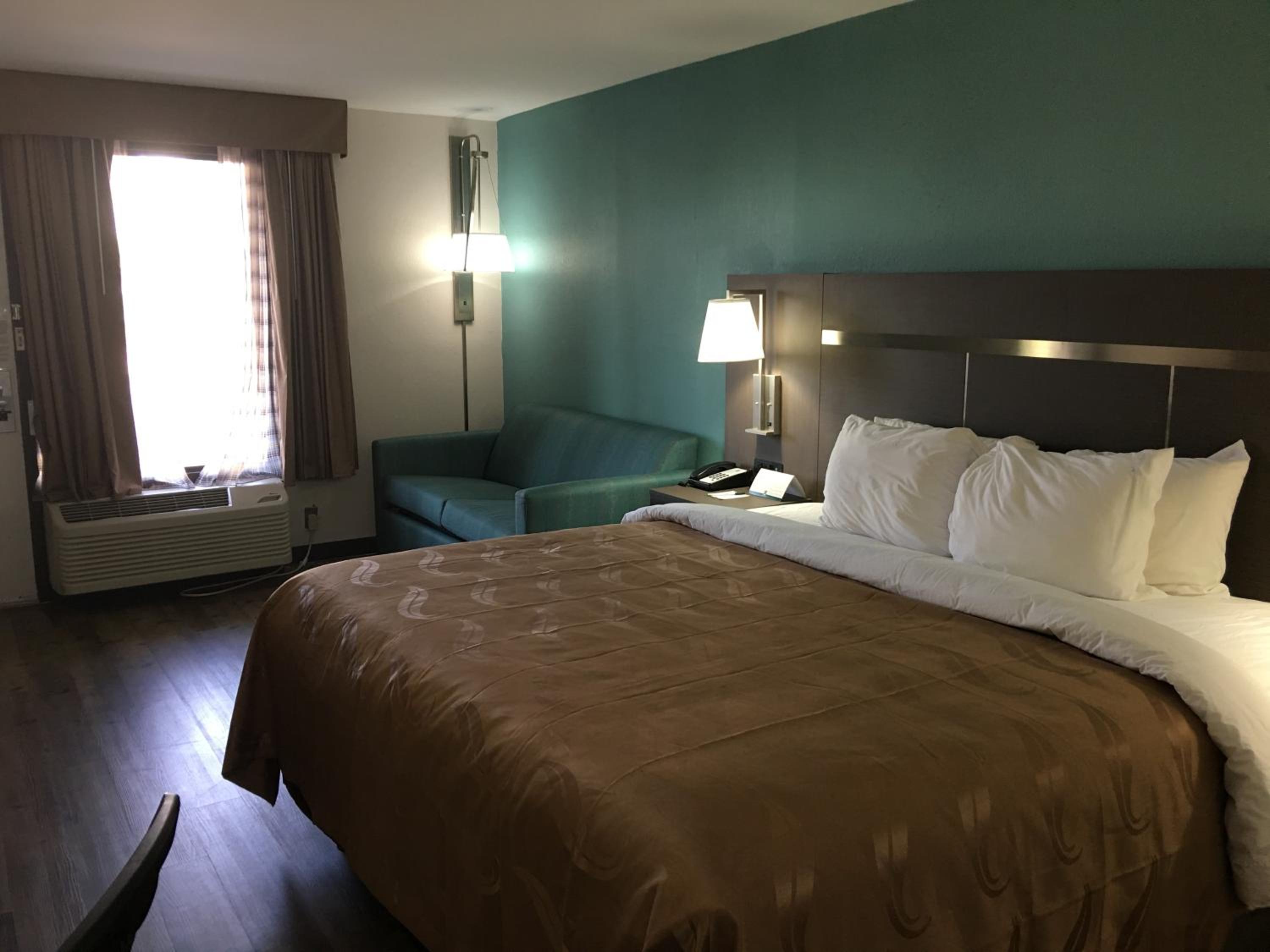 King Room with Sofa-Bed - Smoking - Photo 2
