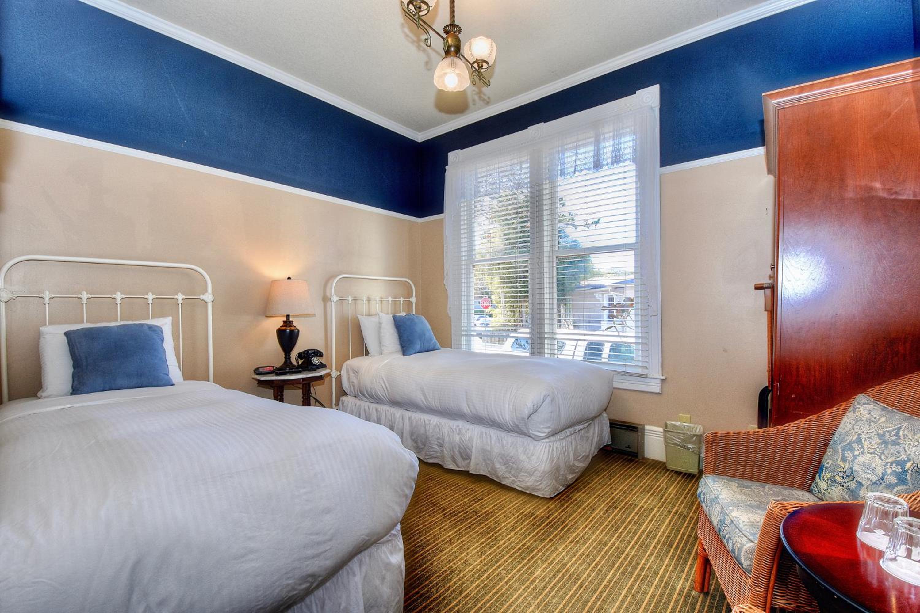 Premium Twin Room - Photo 4