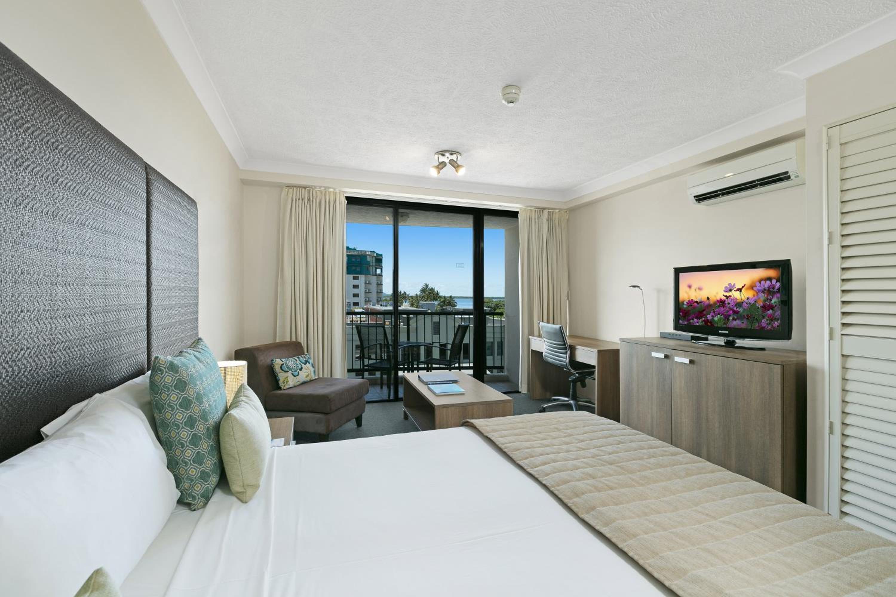 Hotel Room with City View  - Photo 2