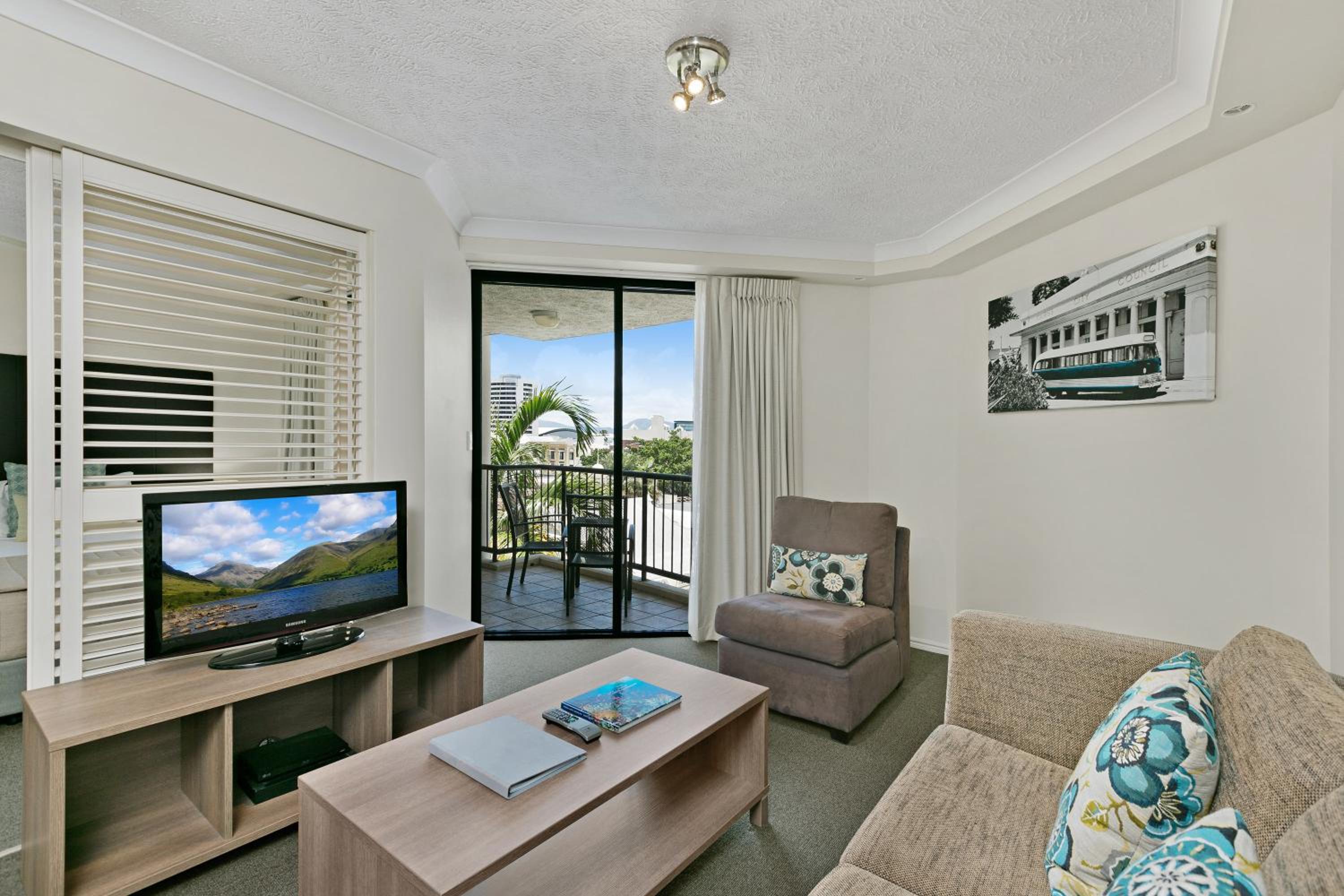 One-Bedroom Apartment With City View - Photo 3