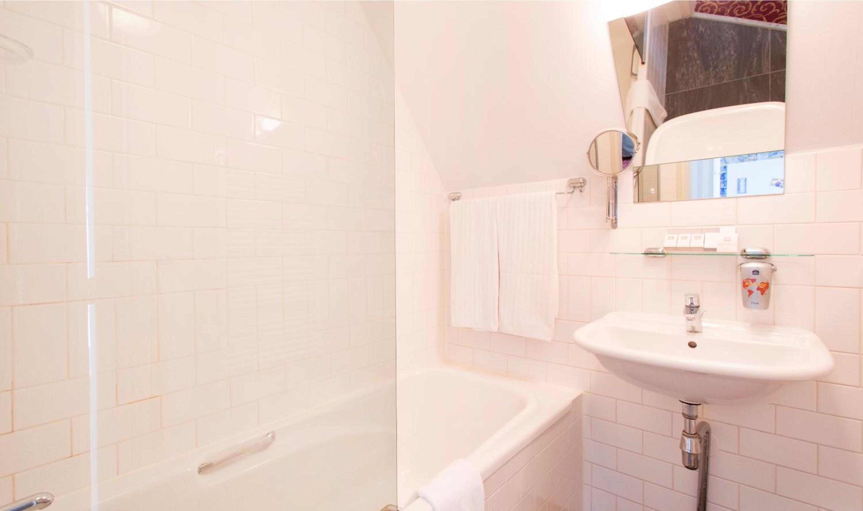 Standard Double or Twin Room - Photo 5