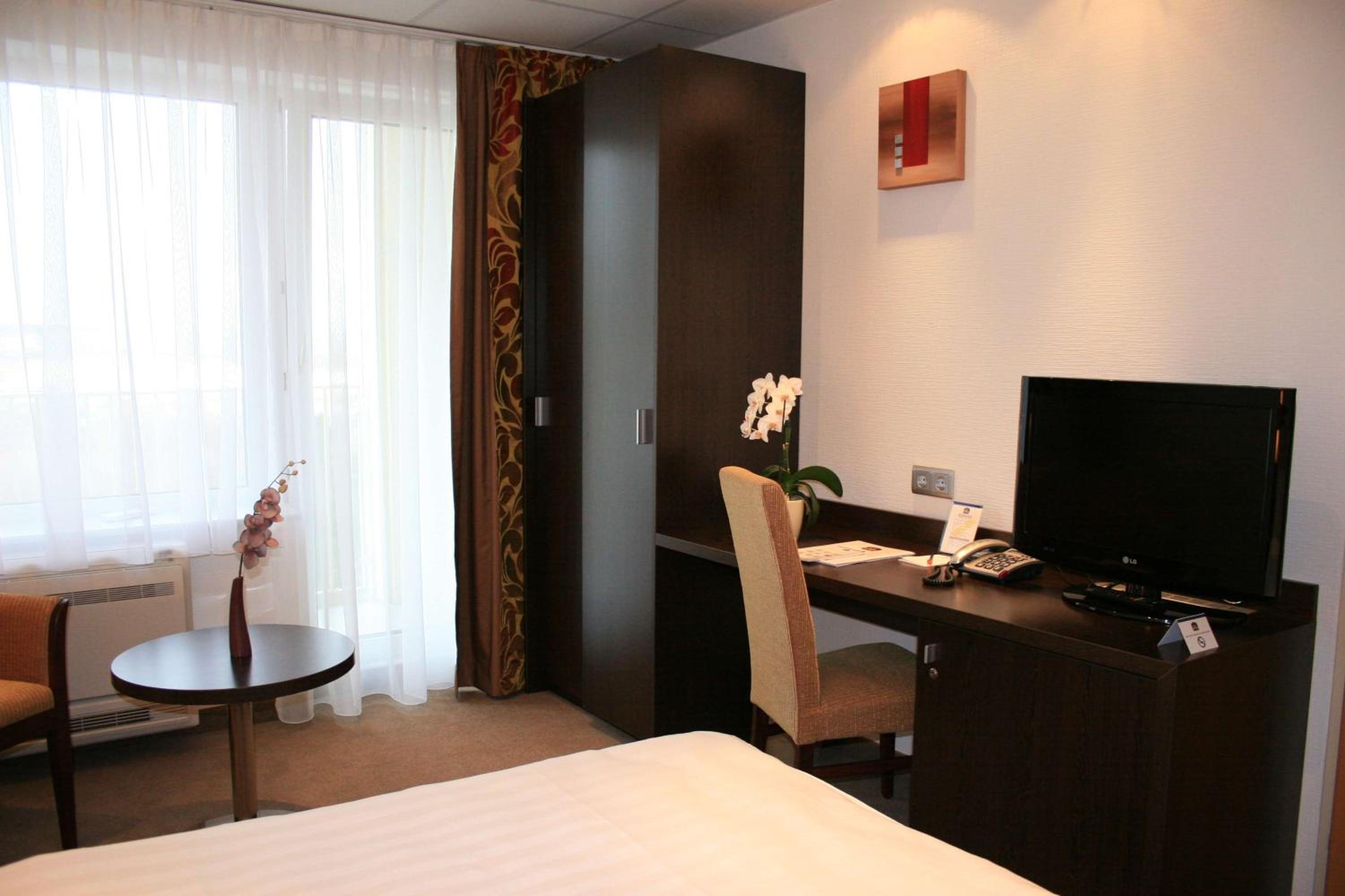 Queen Room with Queen Bed - Photo 3