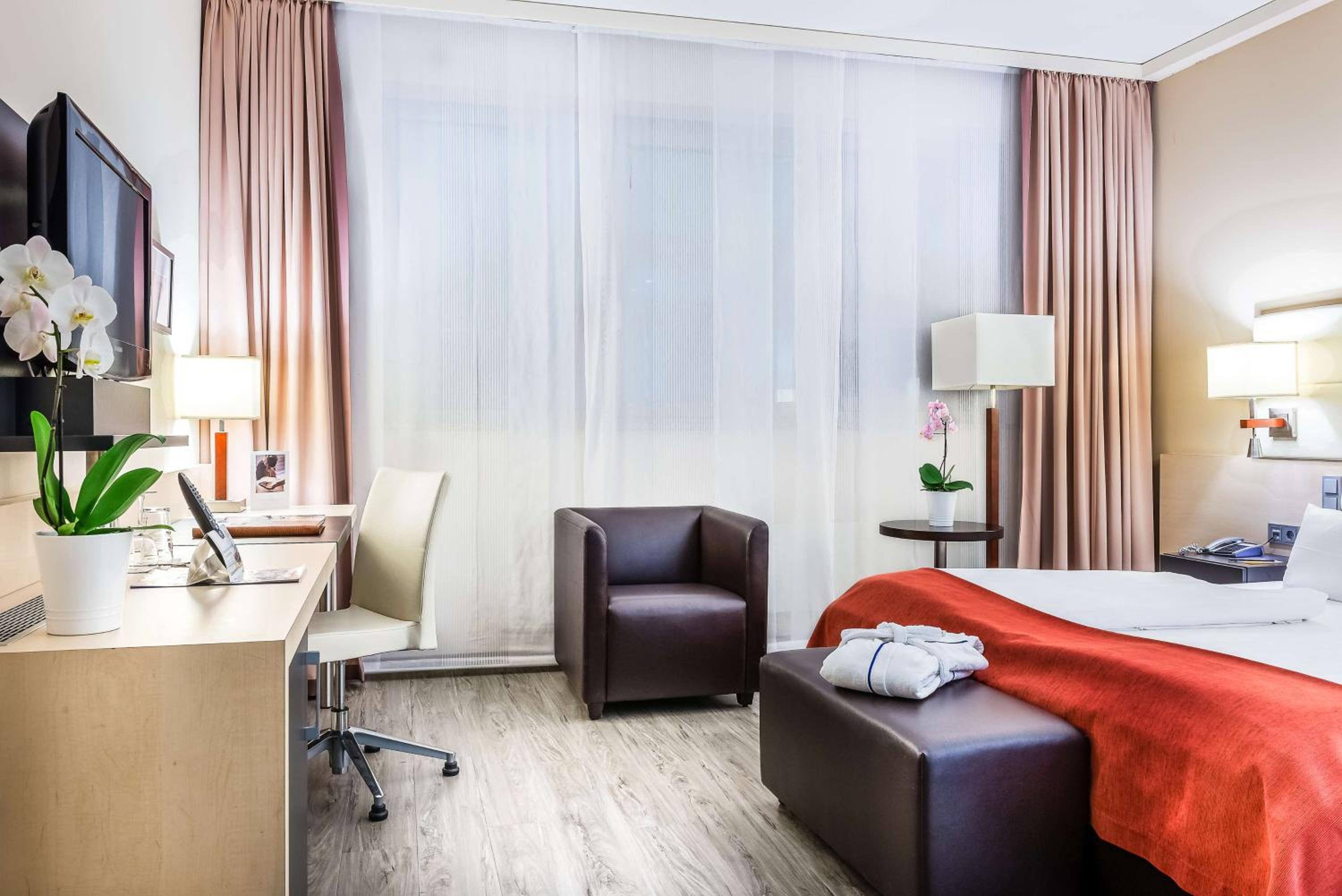 Premium Twin Room - Photo 3