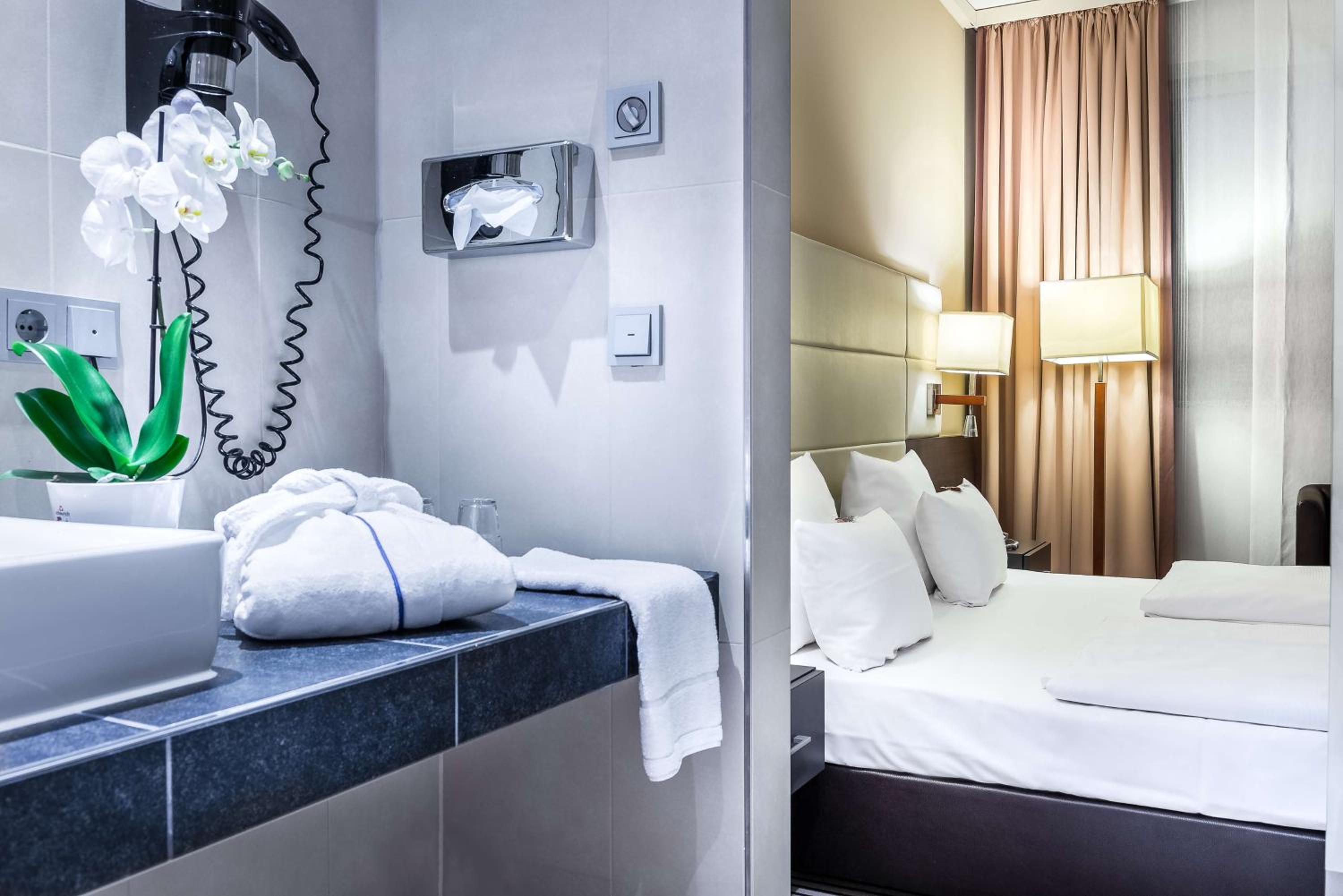 Premium Twin Room - Photo 4