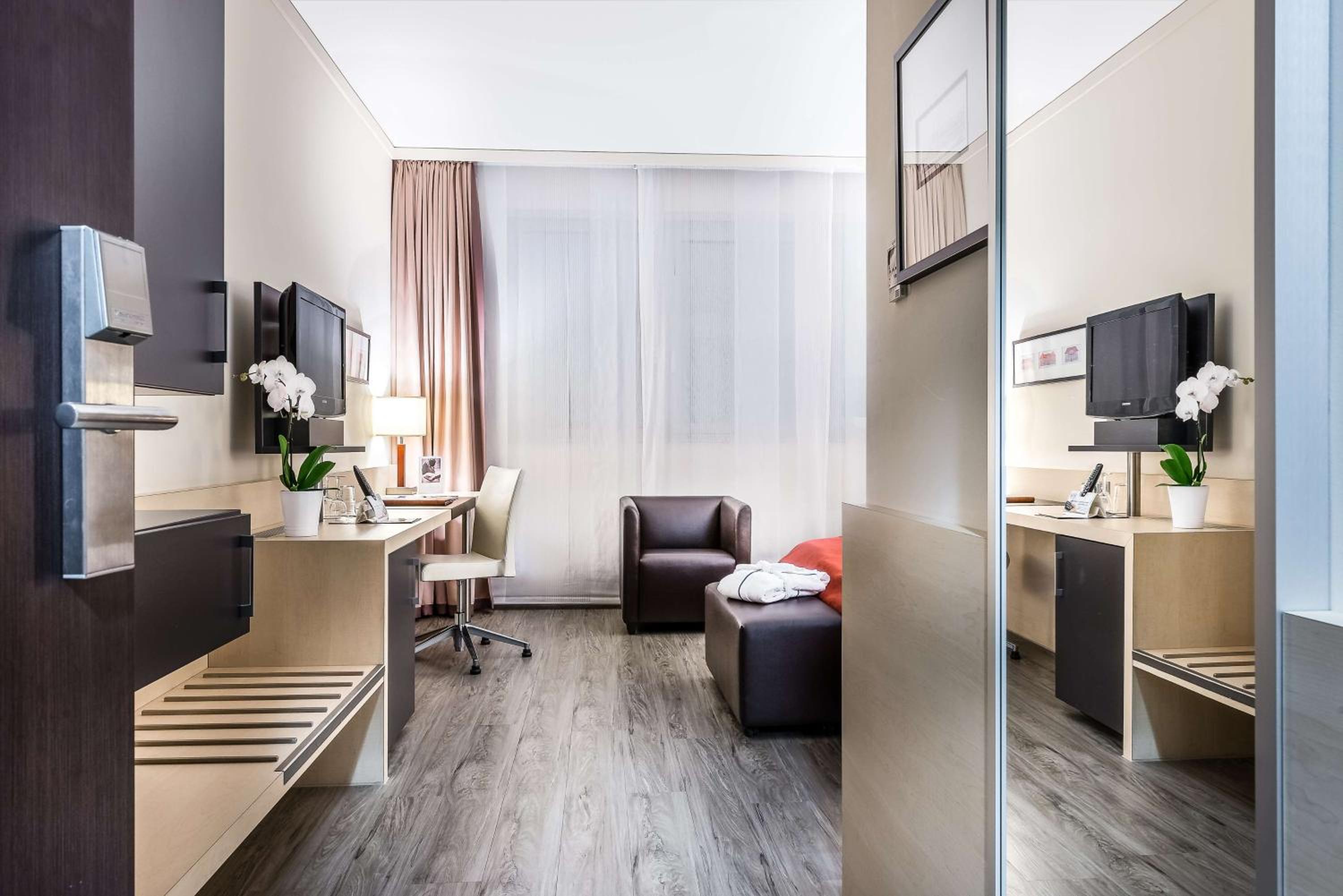Premium Twin Room - Photo 2