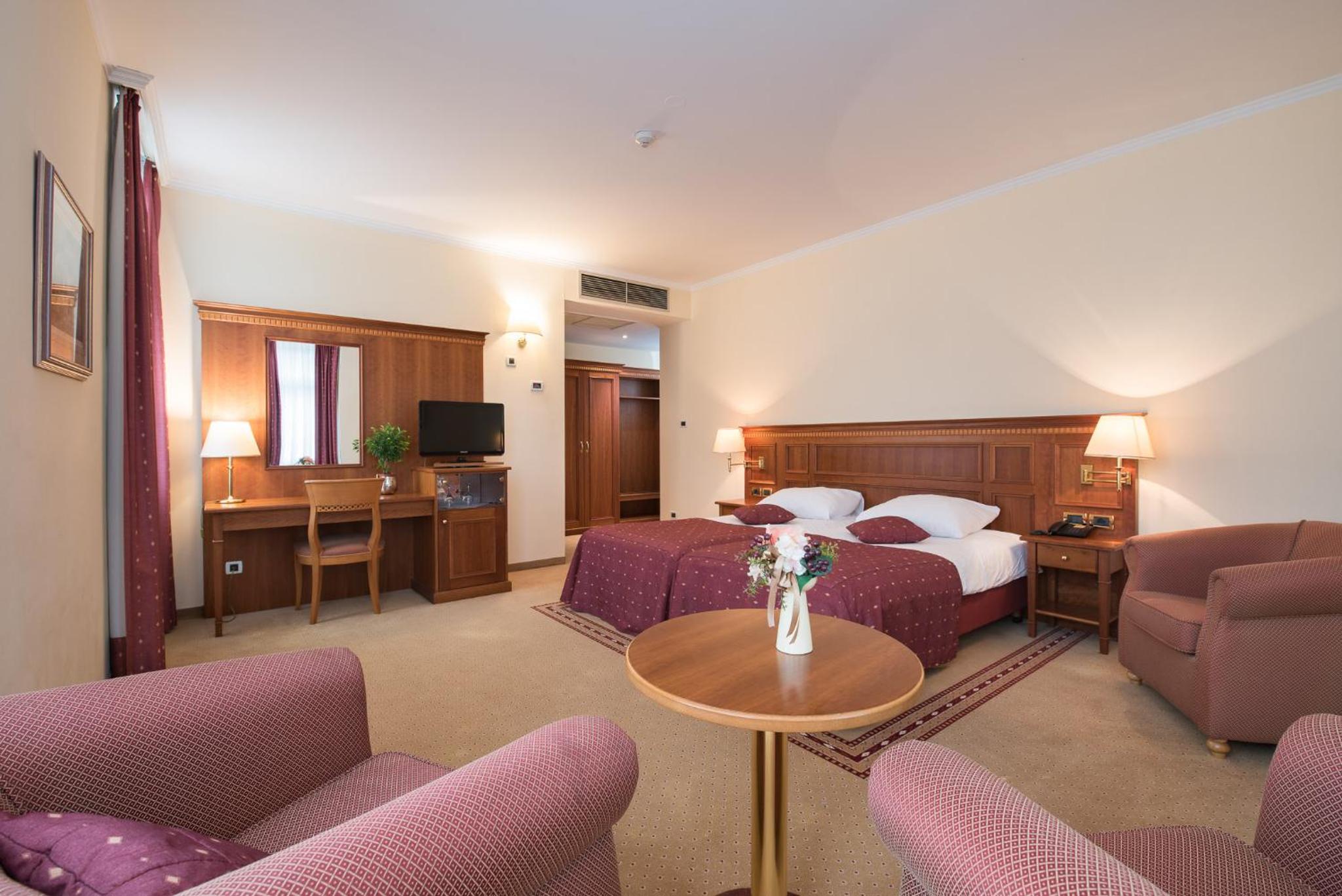Deluxe Double Room - Photo 11