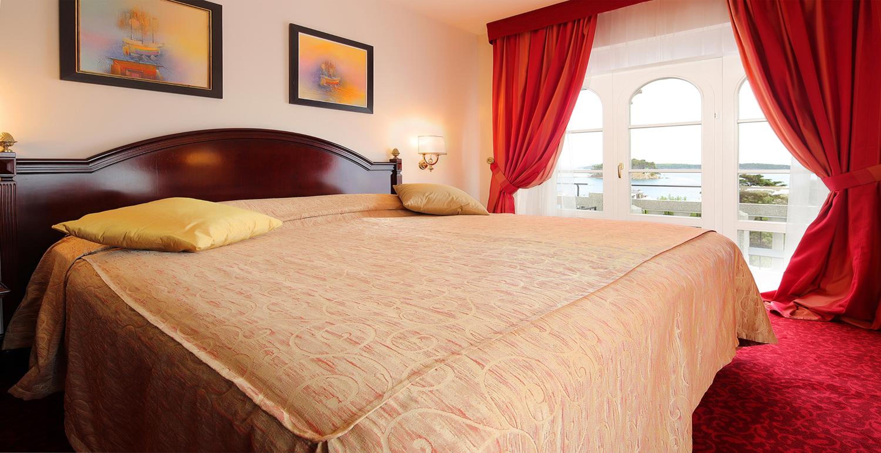Deluxe Suite with Balcony - Photo 1