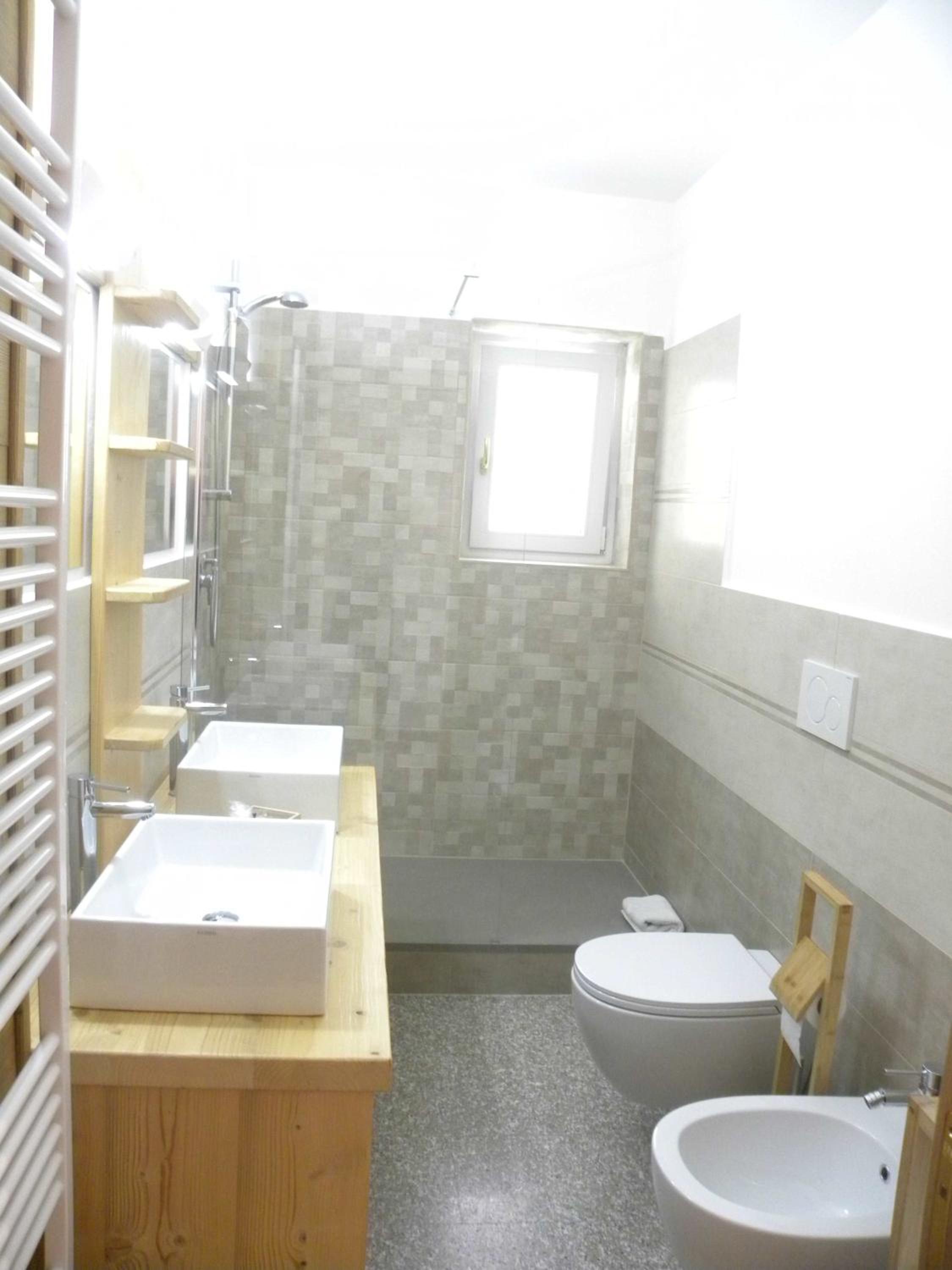 King Room with Balcony - Photo 5