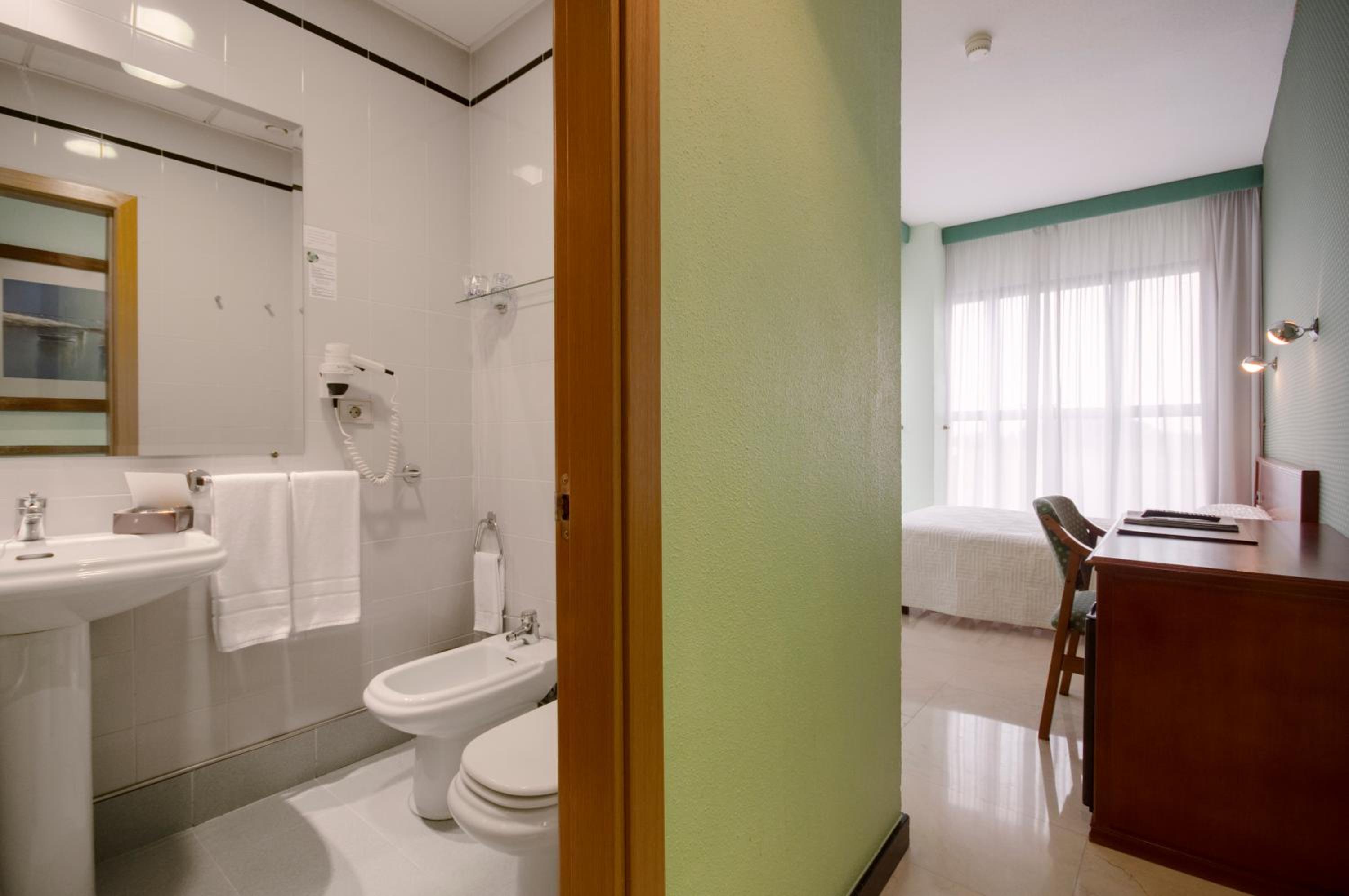 Budget Double Room - Photo 8