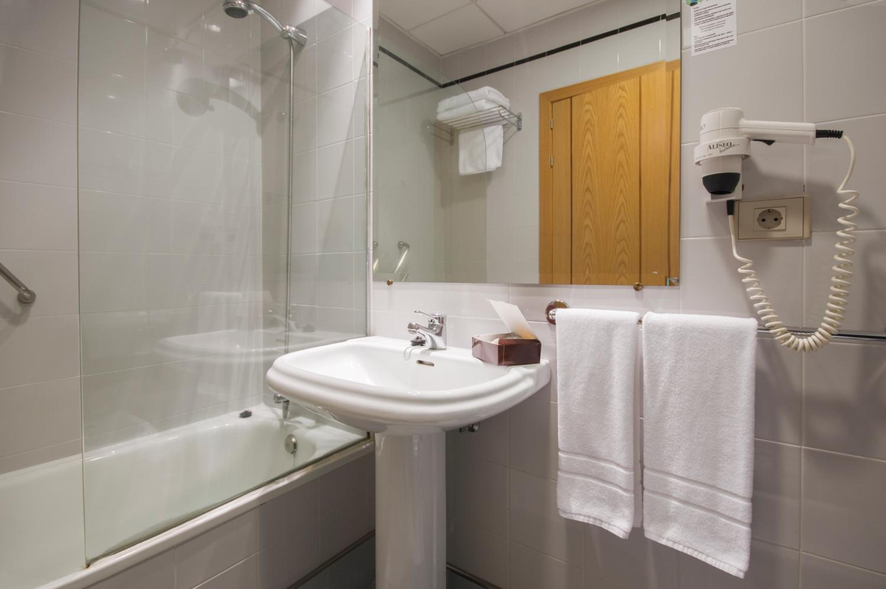 Budget Double Room - Photo 10