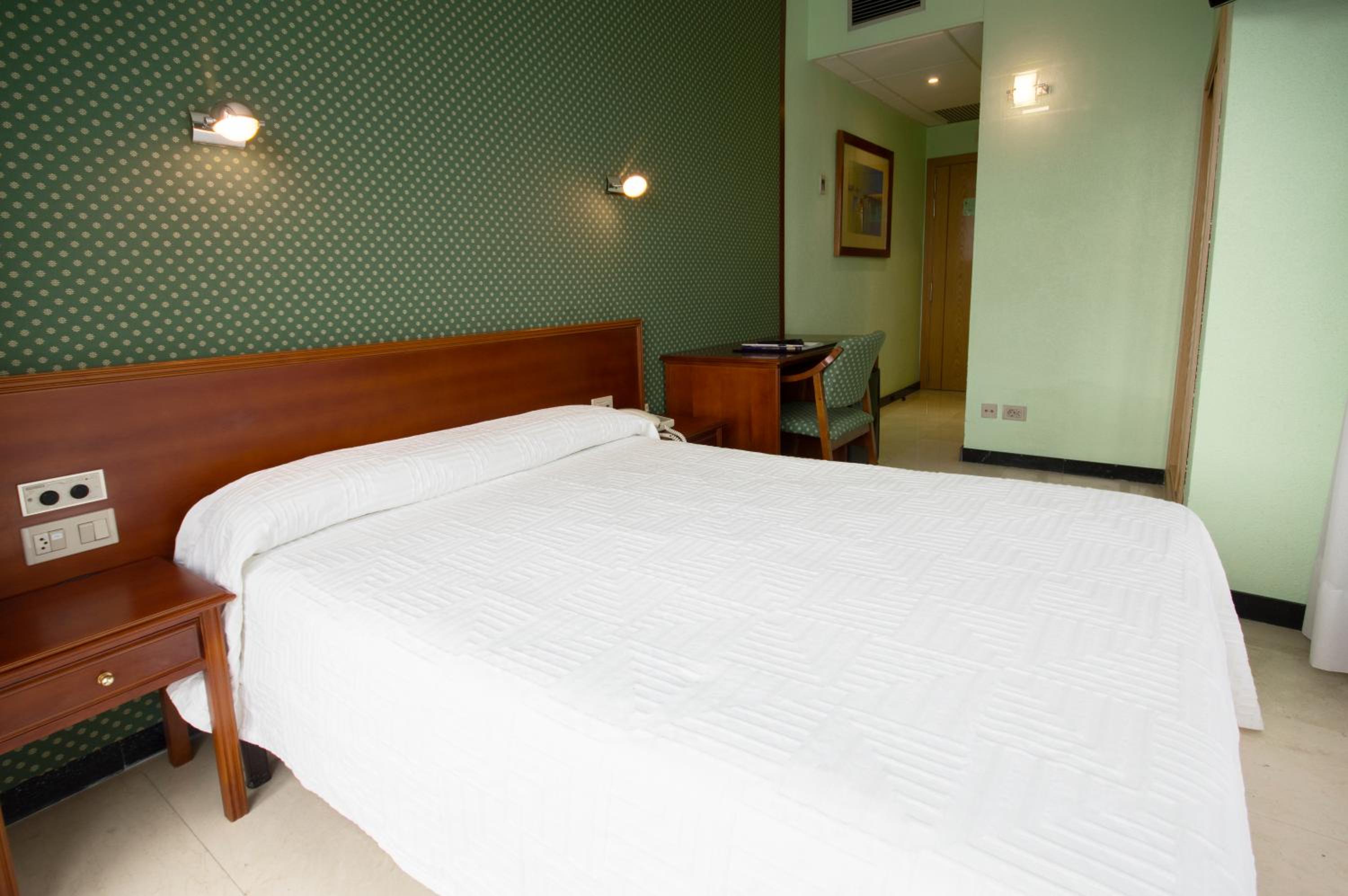 Budget Double Room - Photo 9