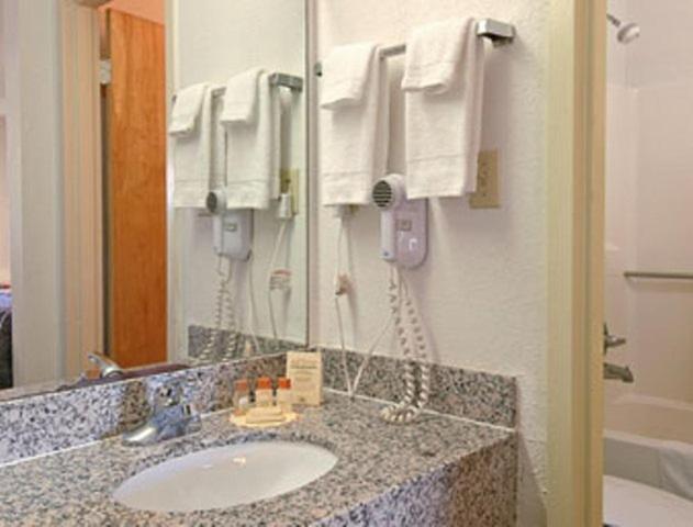 Double Room with Two Double Beds - Smoking - Photo 2