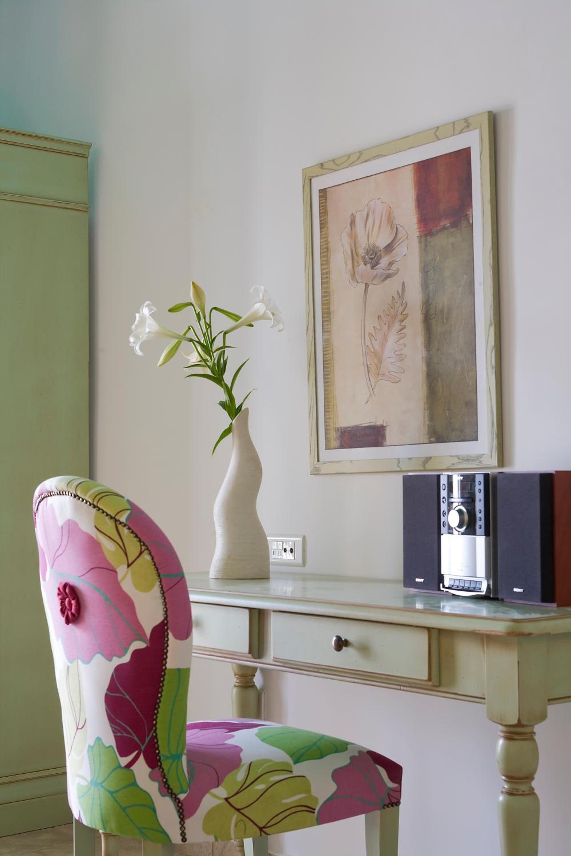 Junior Suite with Pool View - Photo 4