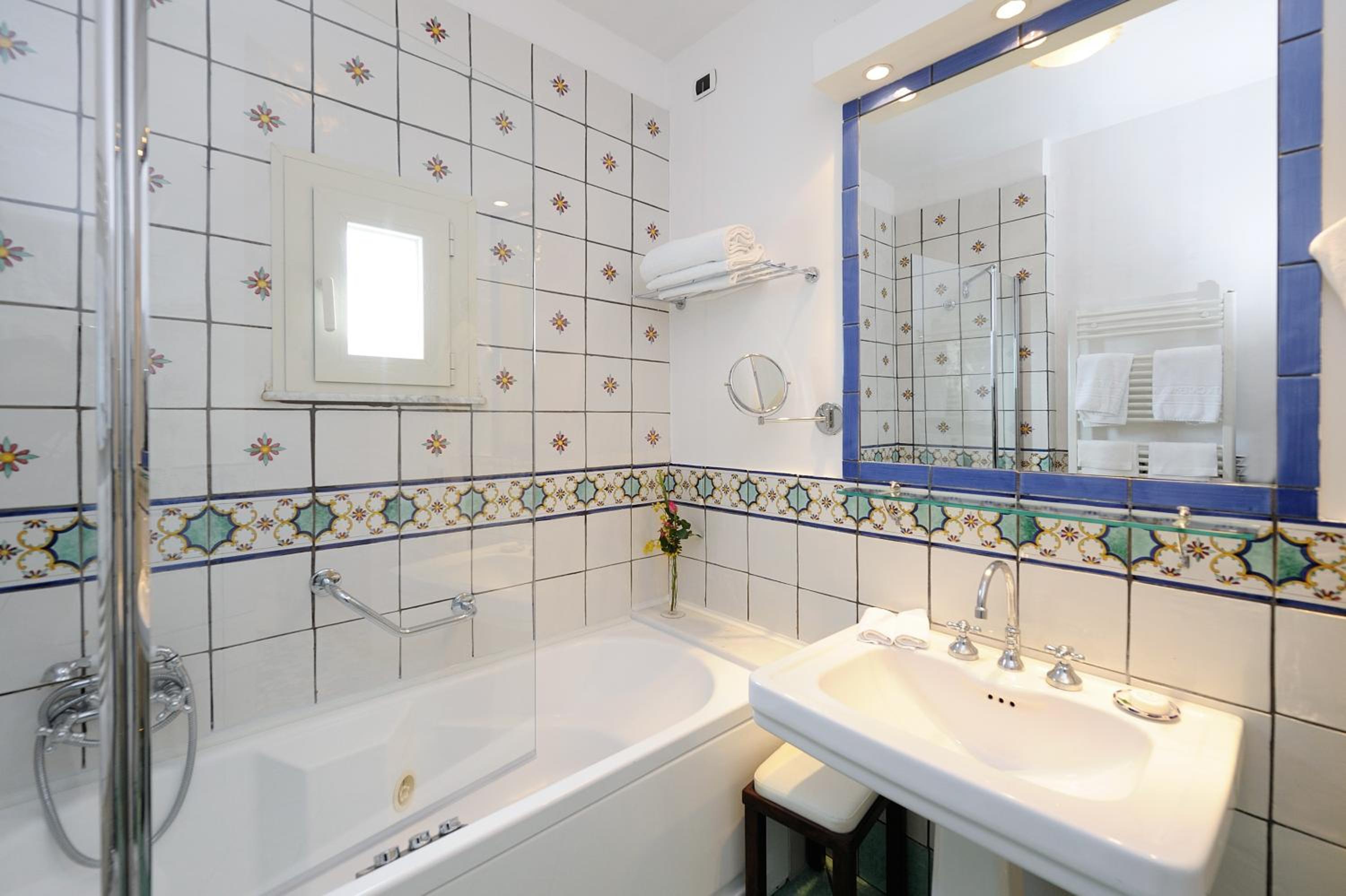 Standard Double or Twin Room with Partial Sea View - Photo 3