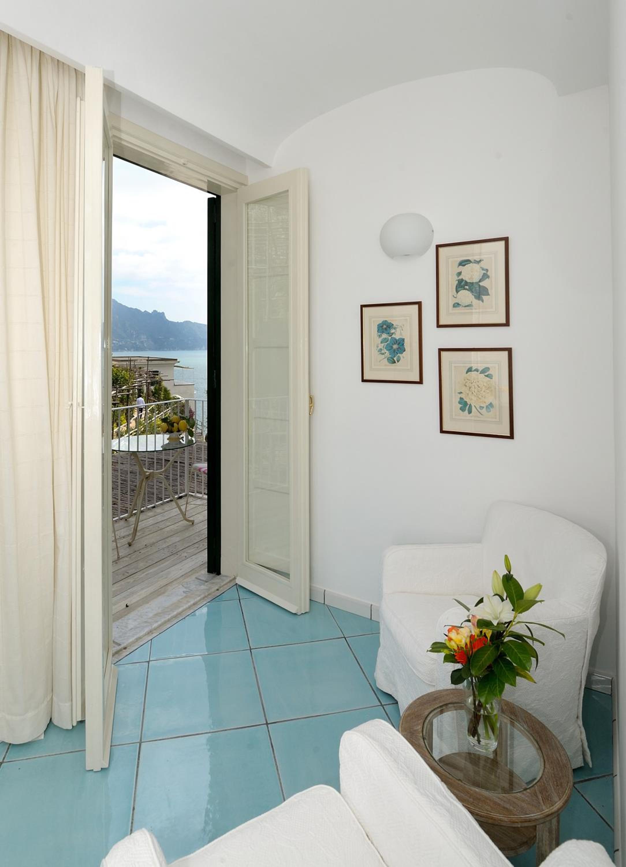 Classic Double or Twin Room with Partial Sea View thumbnail 5