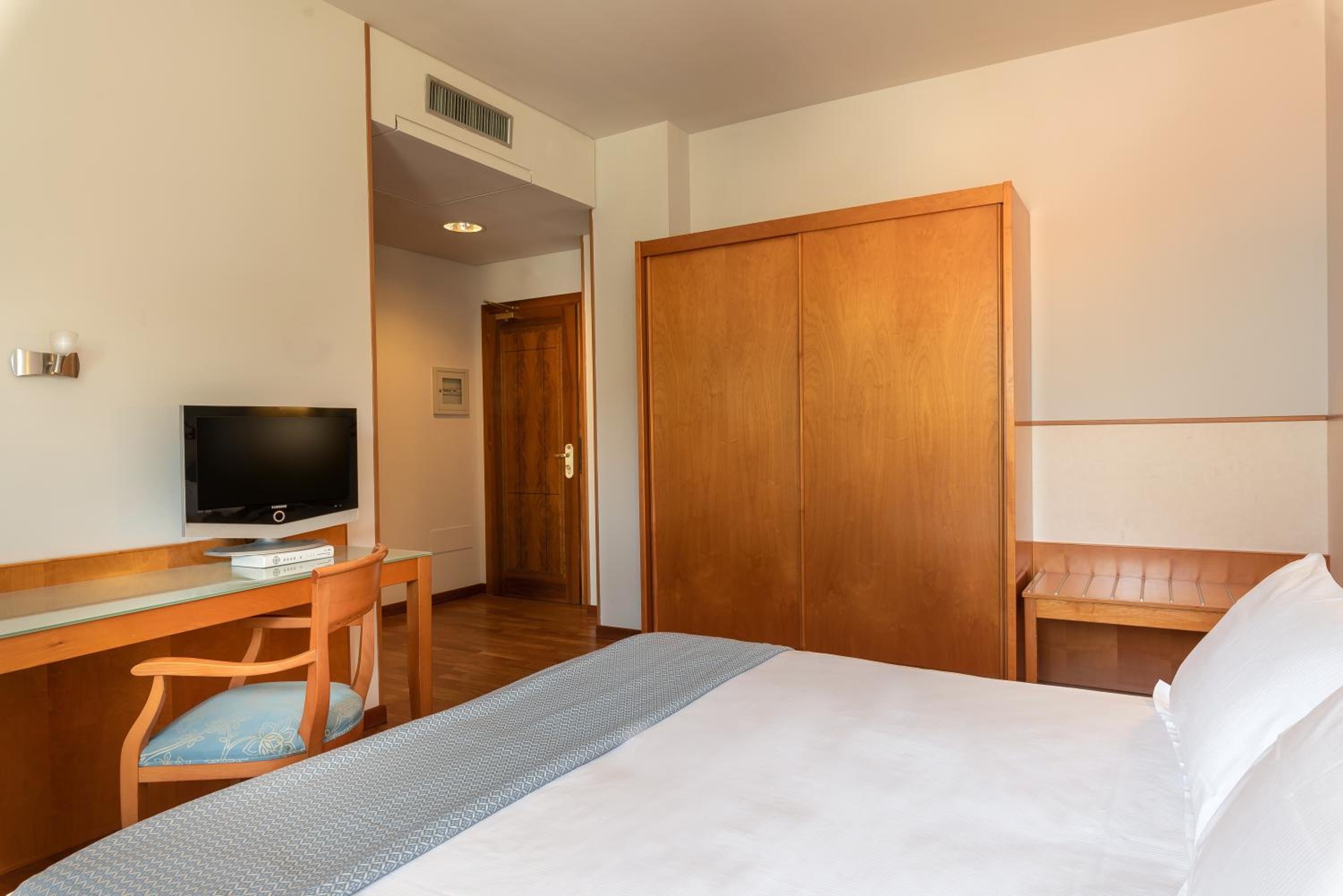Double Room with Extra Bed photo 2
