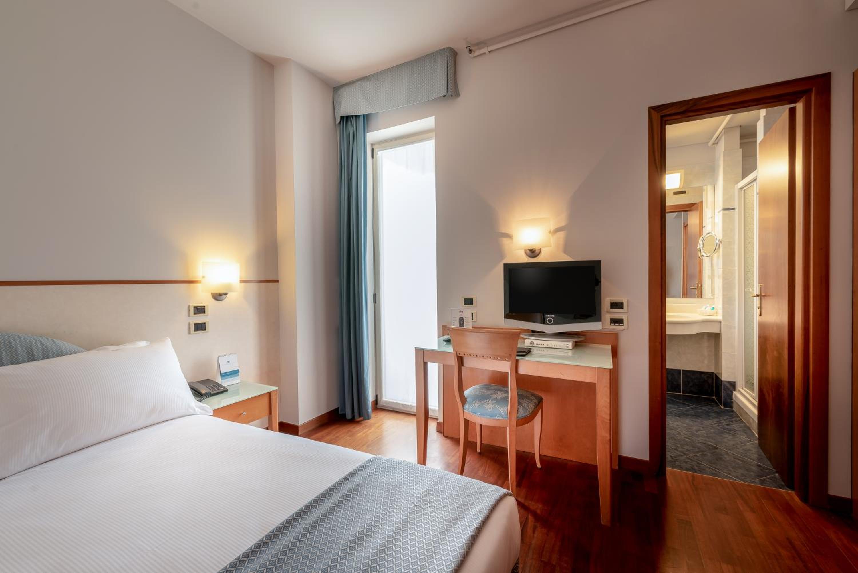 Double Room Single Use with sea view photo 1