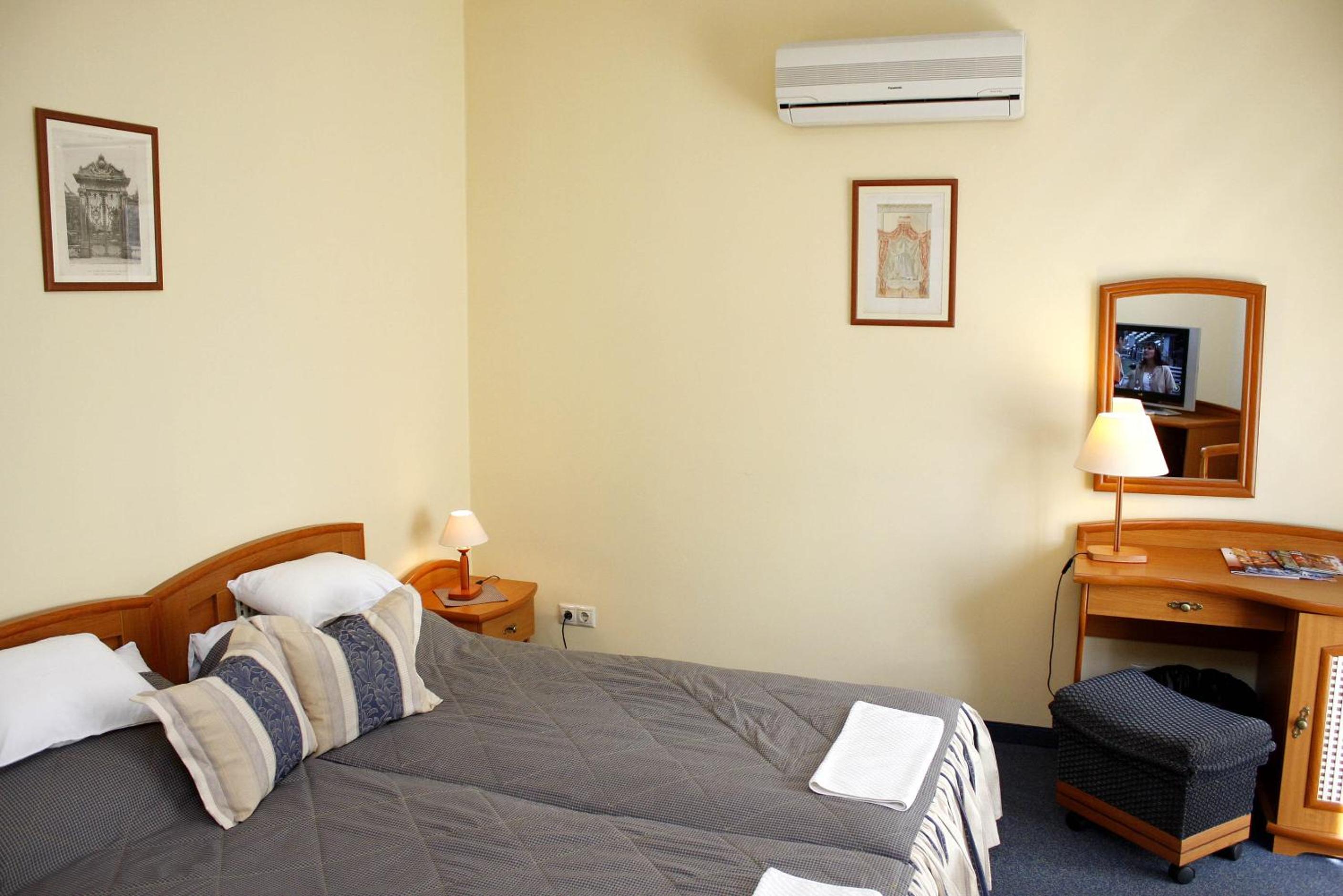 Double or Twin Room - Photo 9
