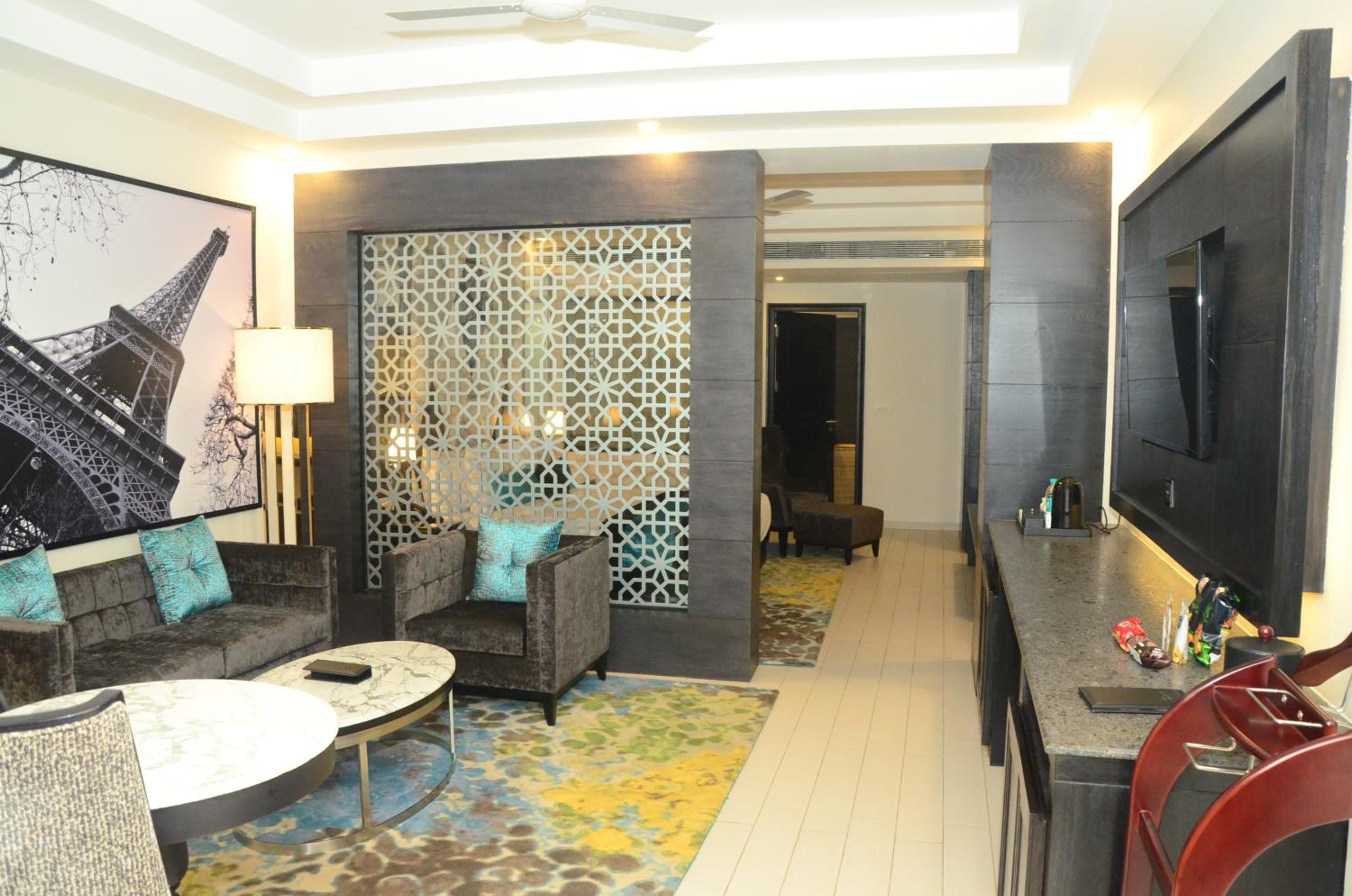 Executive Suite - Photo 2