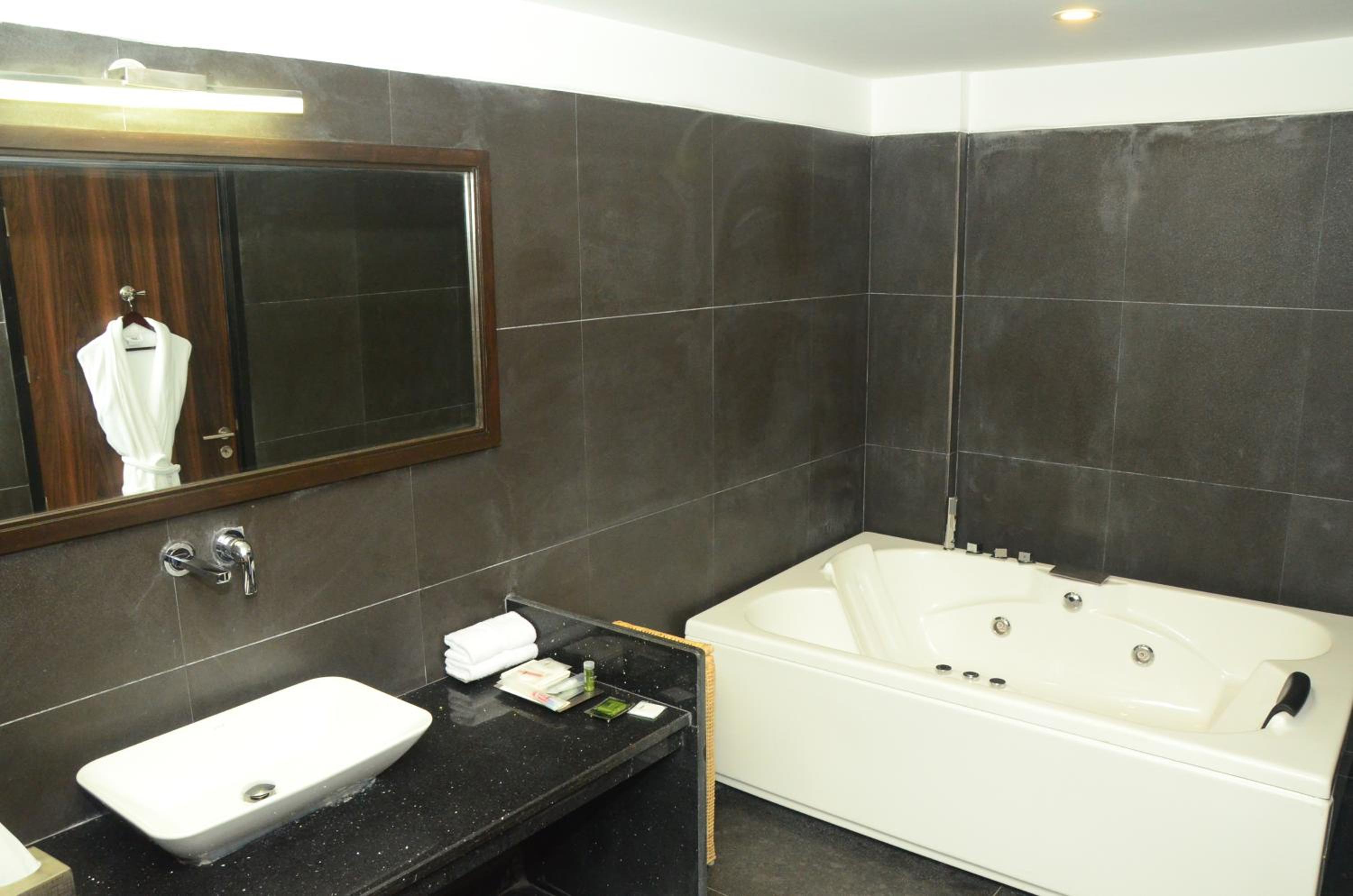 Executive Suite - Photo 5