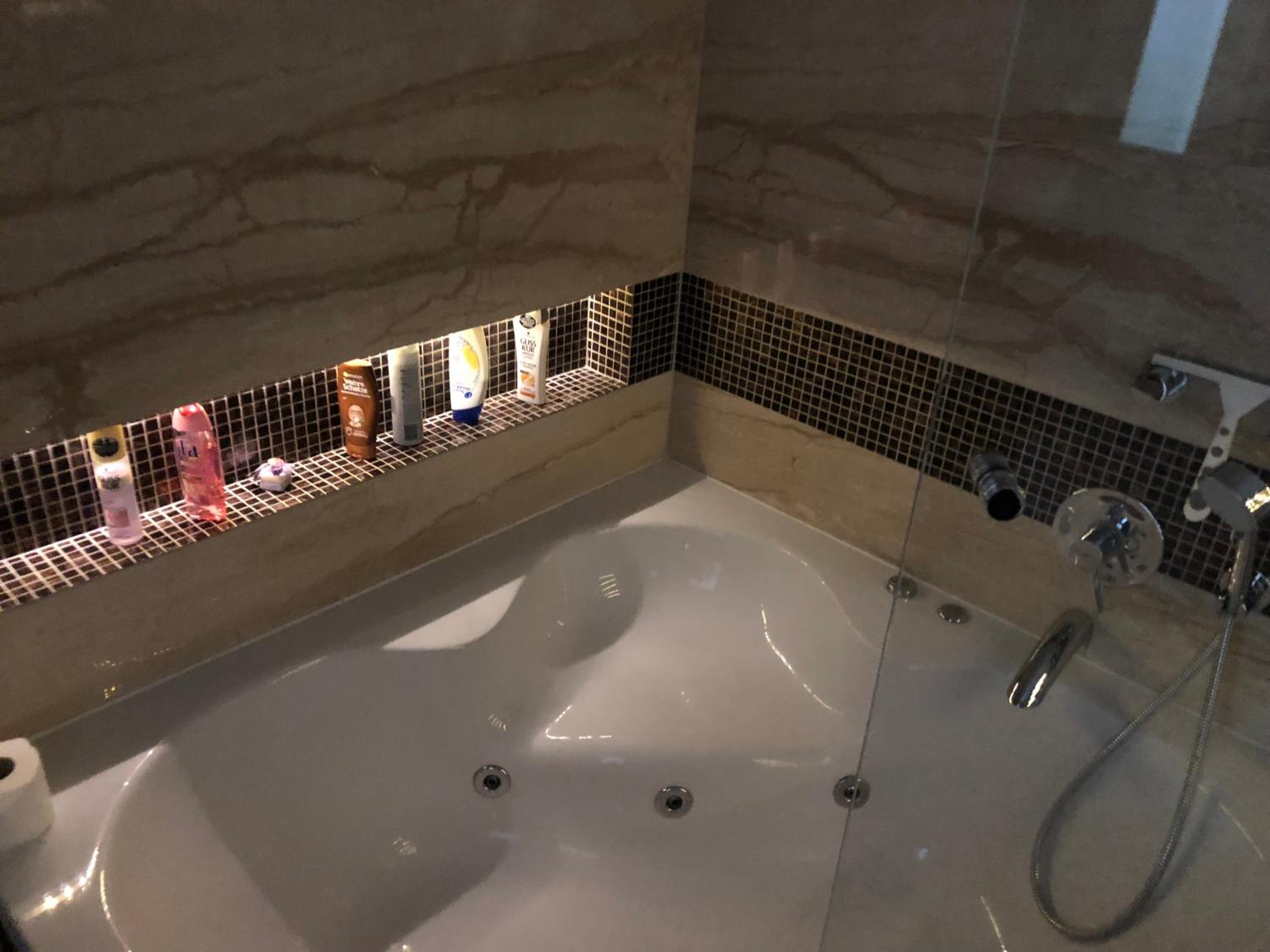 Double Room with Spa Bath - Photo 12