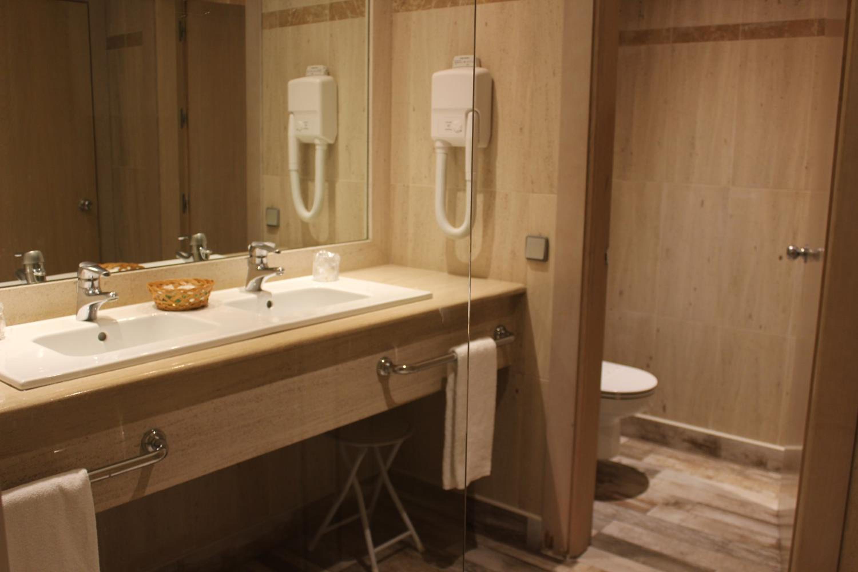 Double or Twin Room - Photo 9
