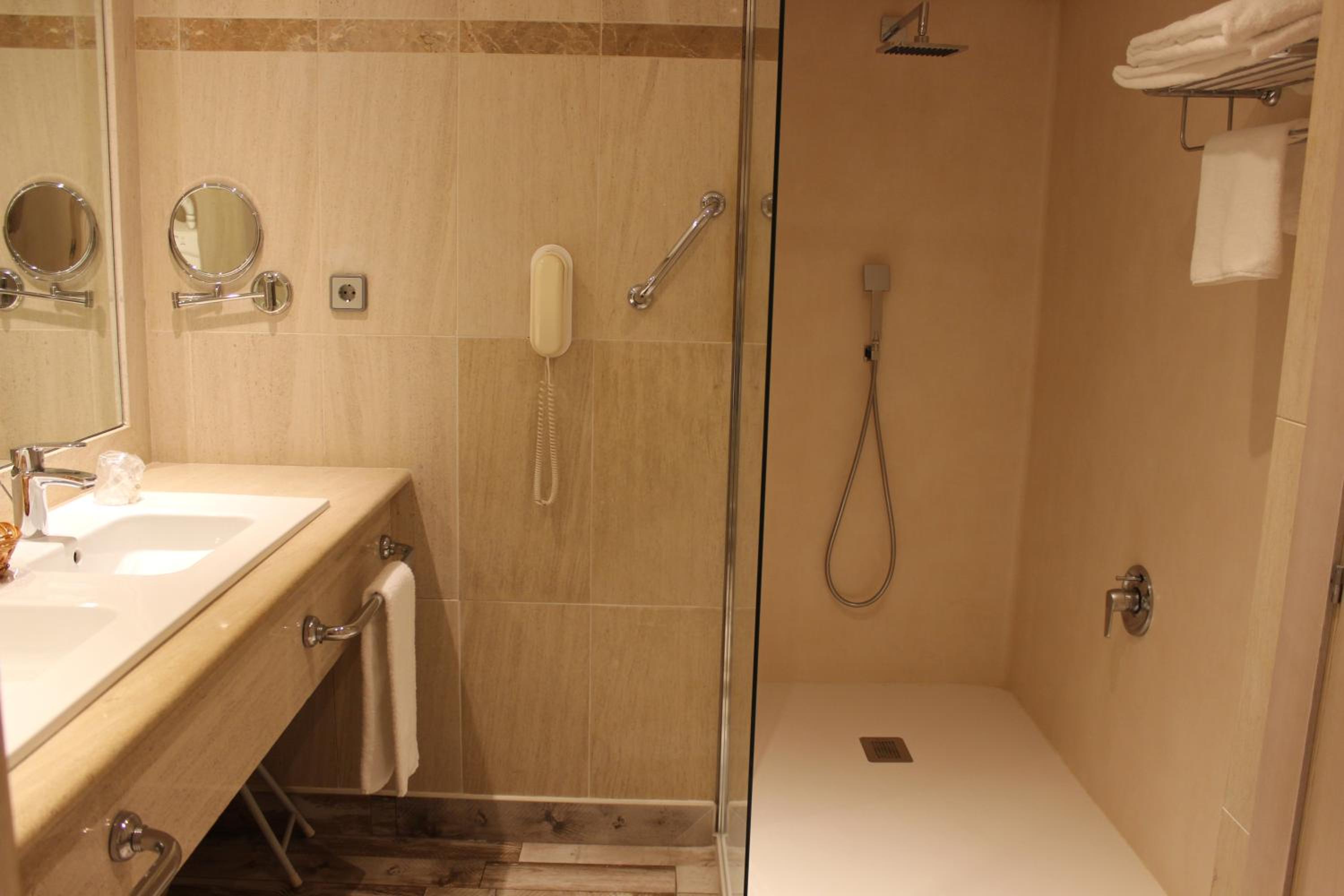 Double or Twin Room - Photo 8