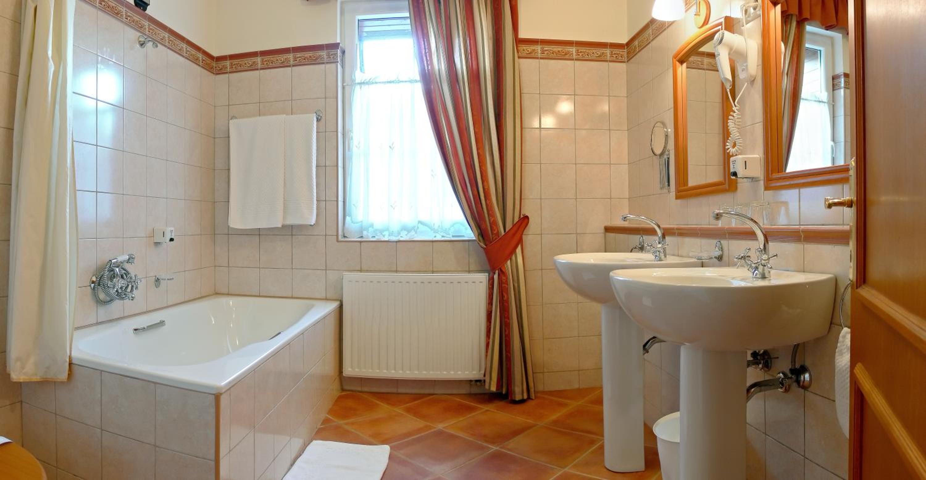 Double or Twin Room - Photo 12