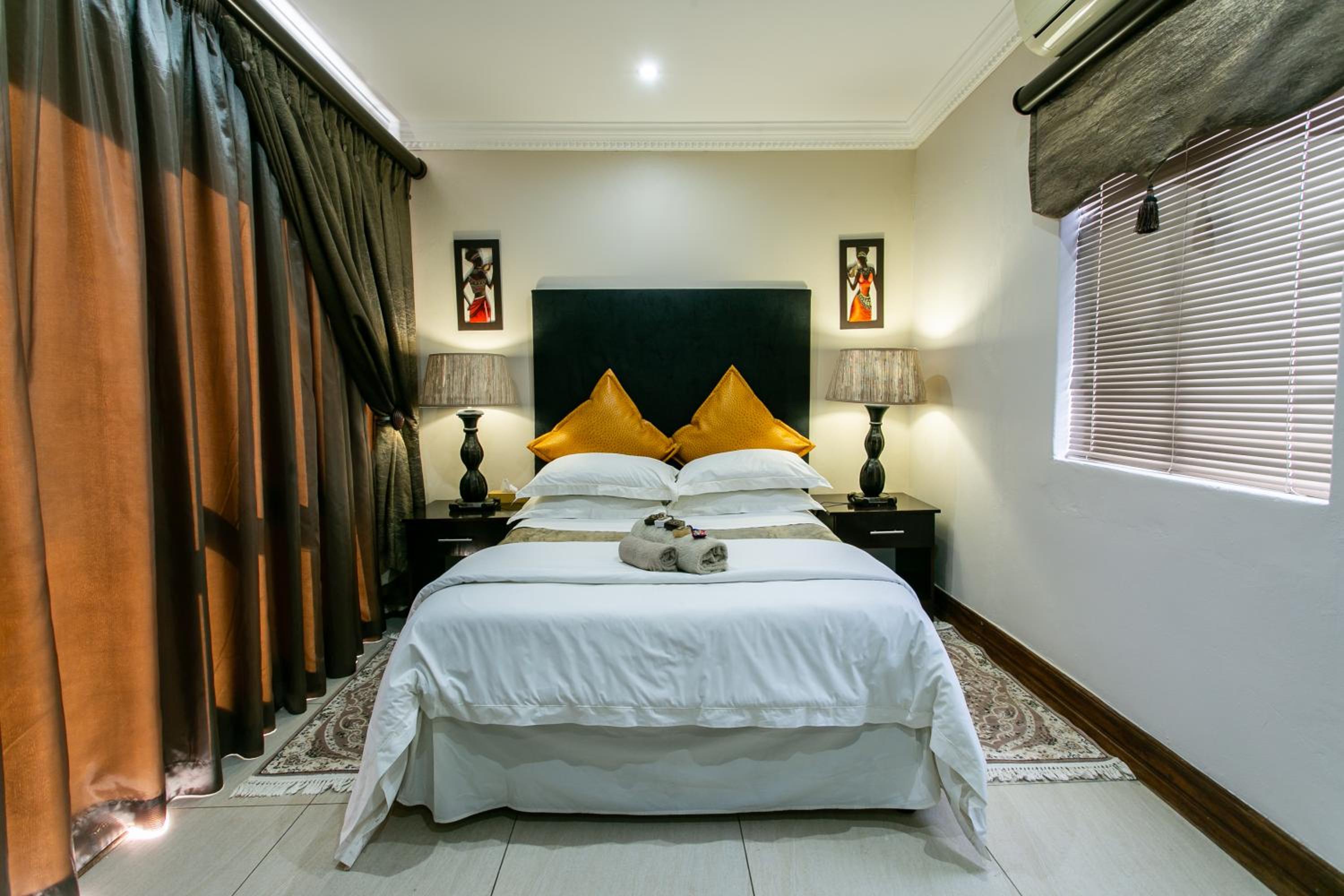Budget Double Room - Photo 35