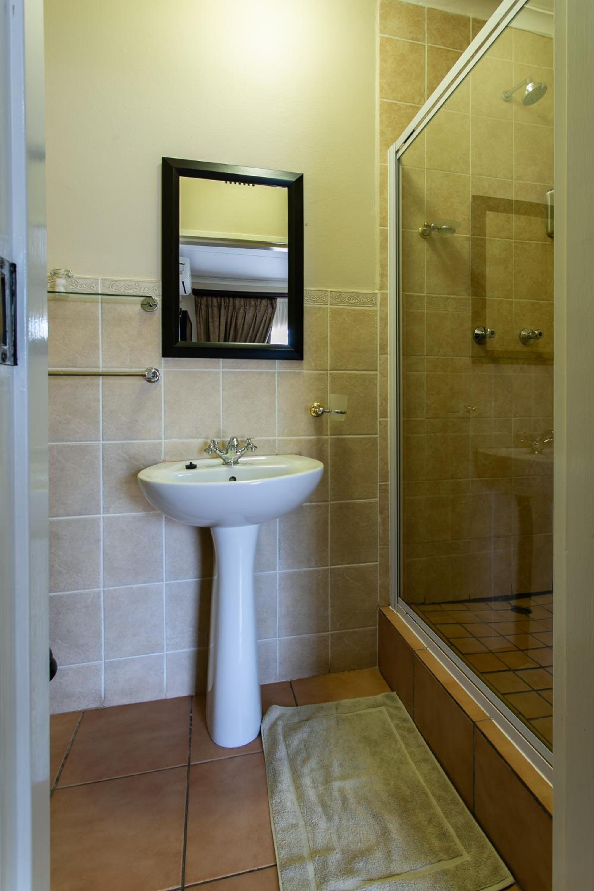 Budget Double Room - Photo 34