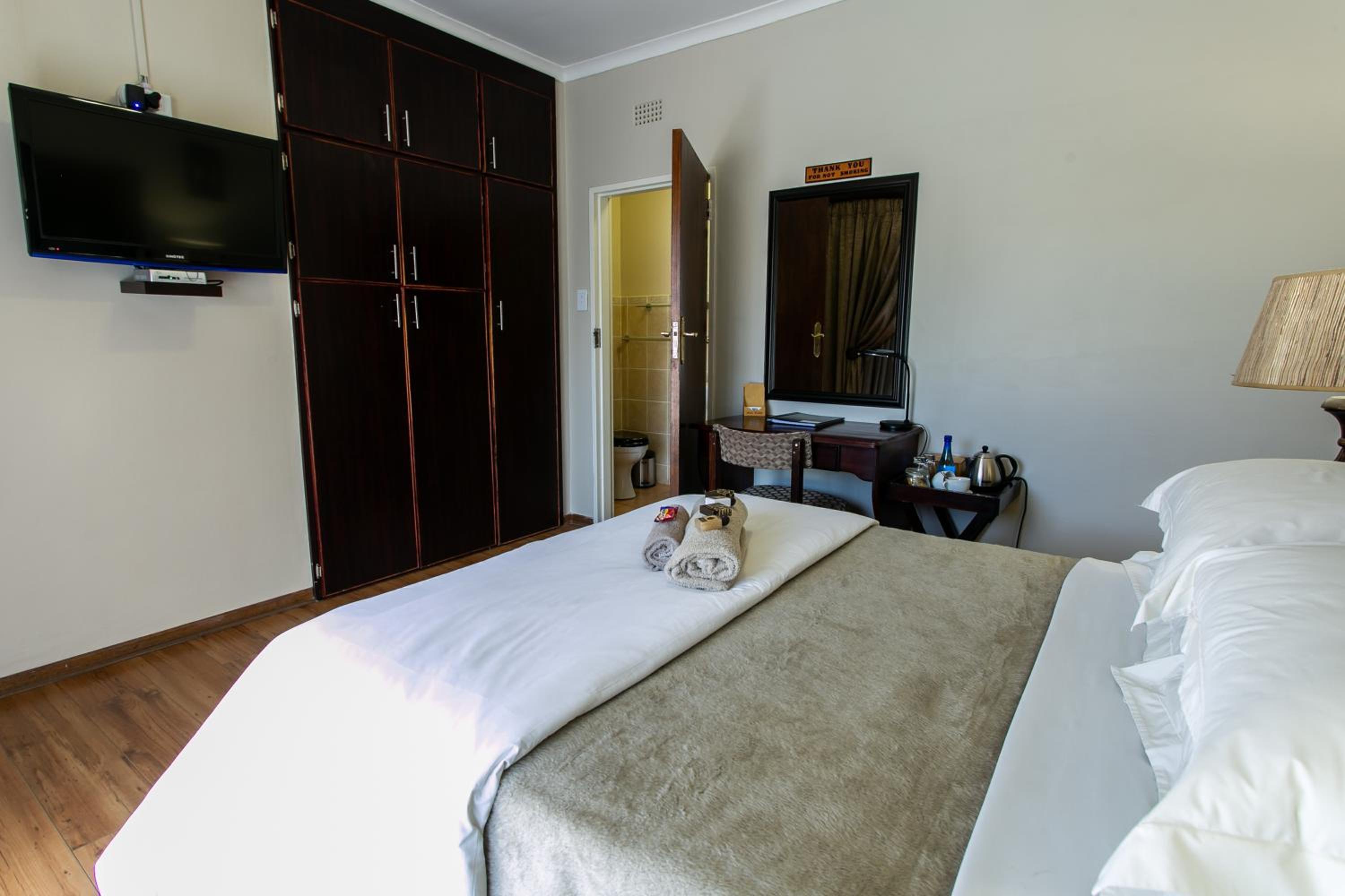 Budget Double Room - Photo 36