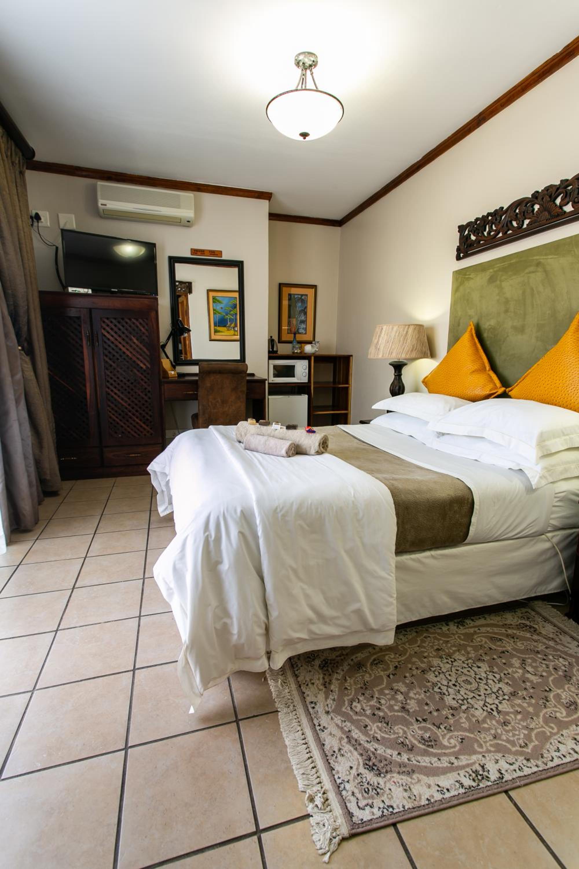 Budget Double Room - Photo 8