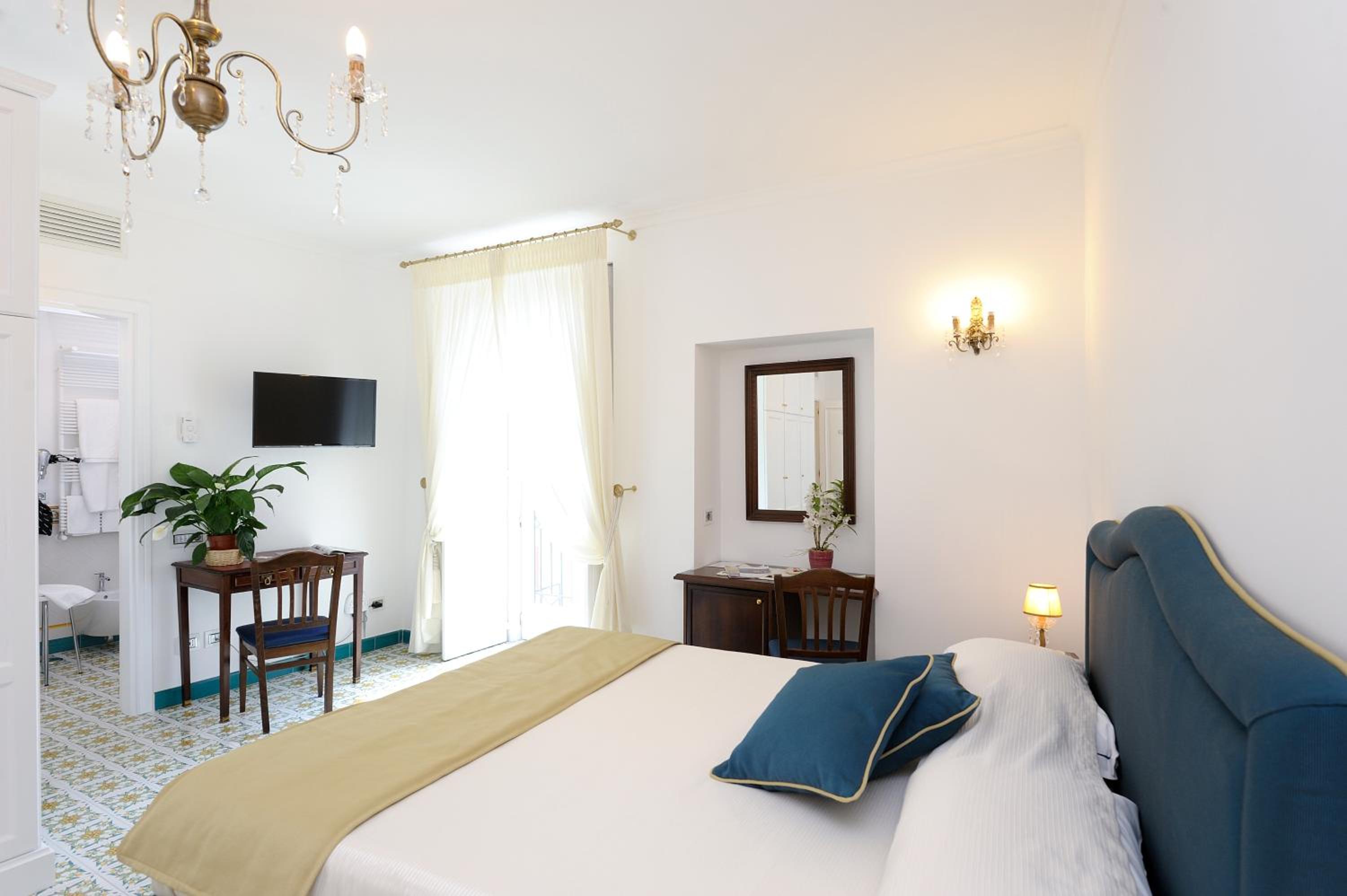 Junior Suite with Balcony - Photo 63