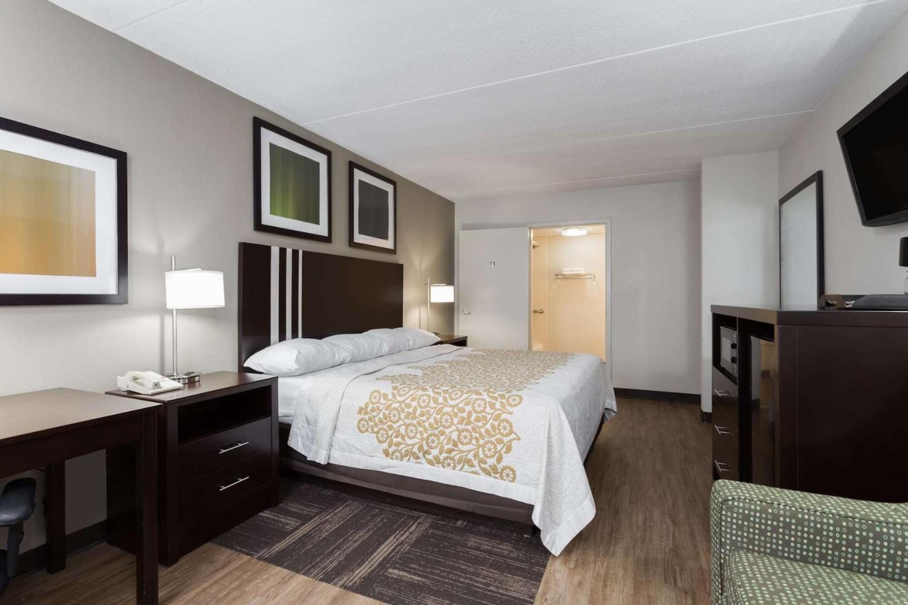 Standard King Room - Non-Smoking  - Photo 1